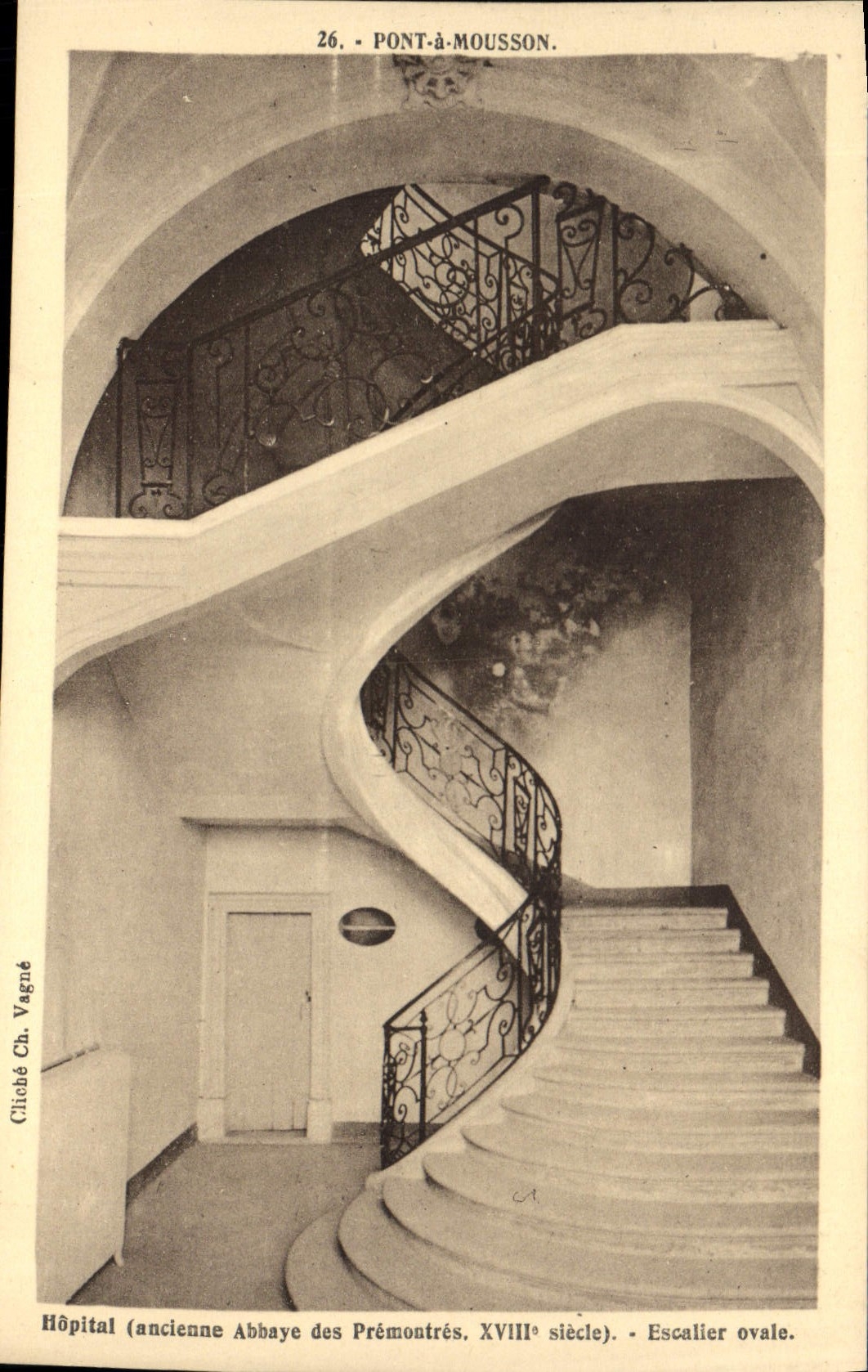 Pont-à-Mousson — Escalier ovale de l'hôpital (ancienne abbaye des Prémontrés, XVIIIe siècle) — Cliché Ch. Vagné