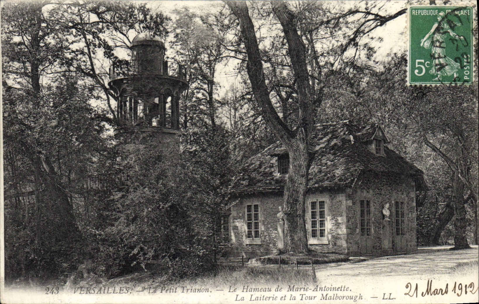 CPA Versailles Le Petit Trianon Le hameau de Marie Antoinette La laiterie et la Tour Malborough