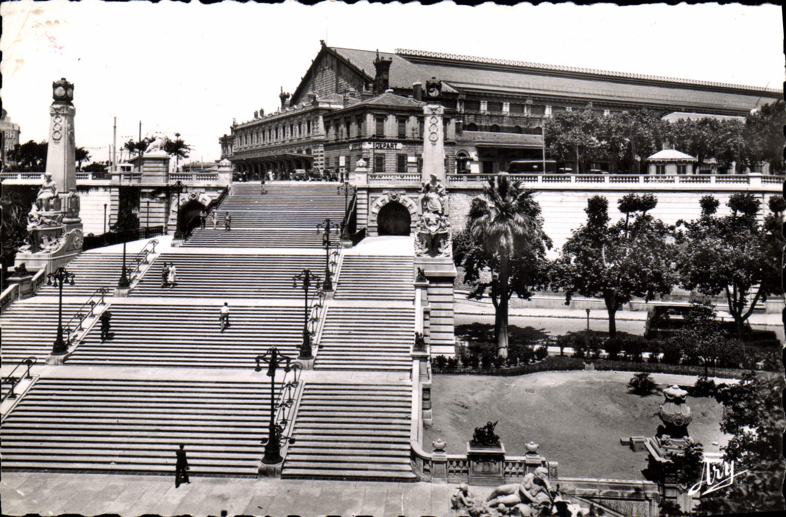 CPA Marseille Gare Et Escalier Monumental
