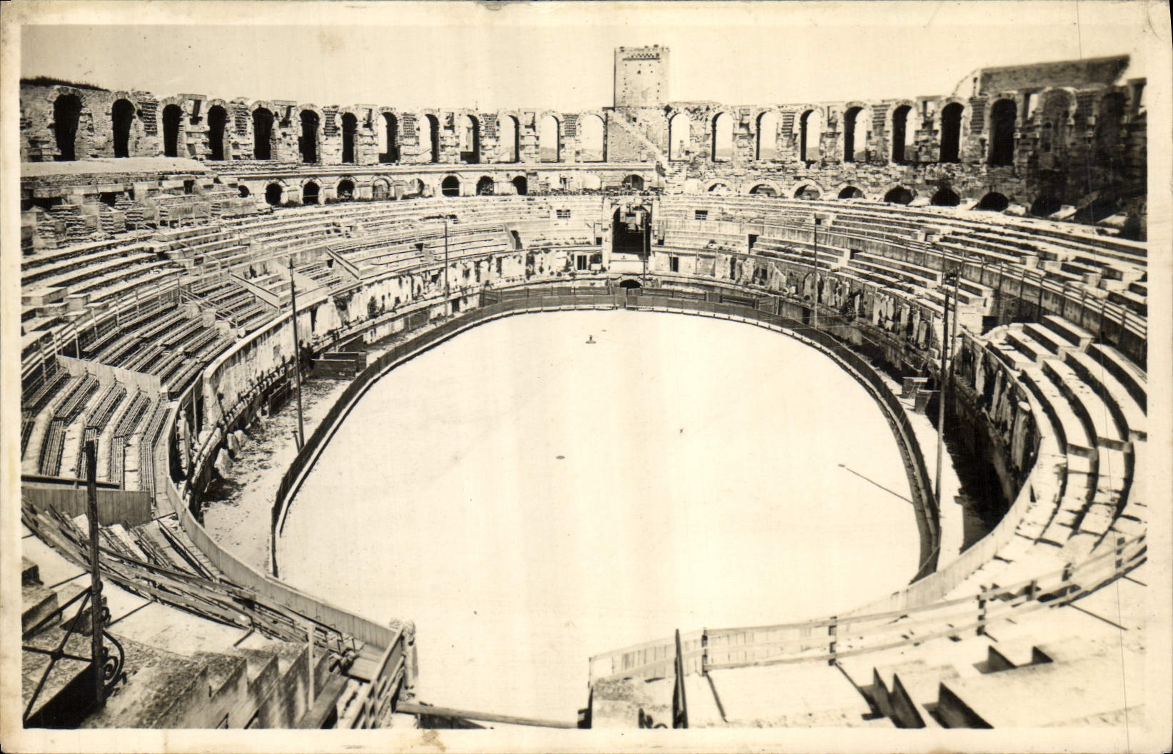 Arènes d'Arles — vue intérieure — La Provence Artistique par E. Bazzal, Photo-Otles