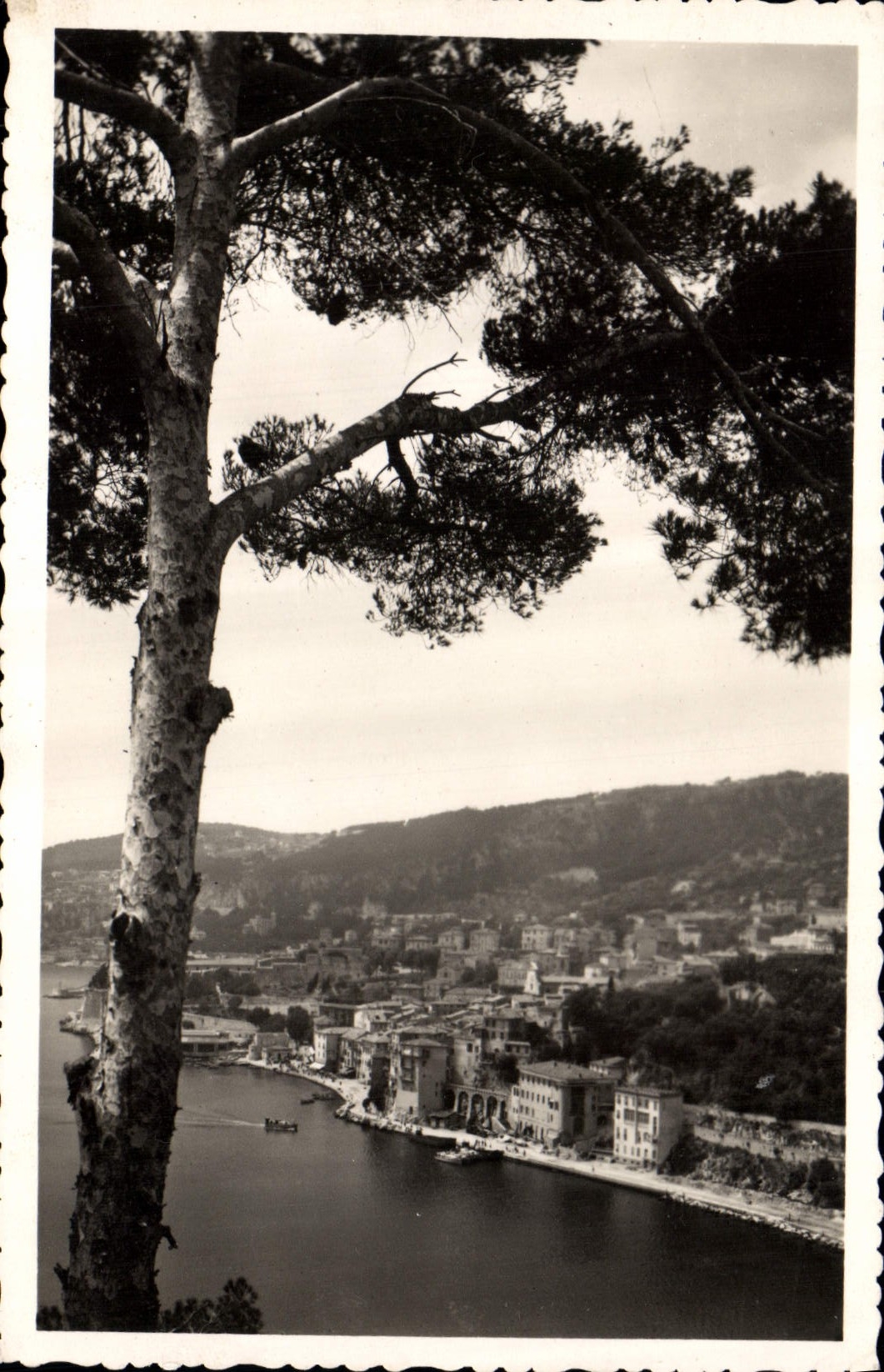 Villefranche-sur-Mer — Échappée sur la ville et le port — Edition La Cigogne