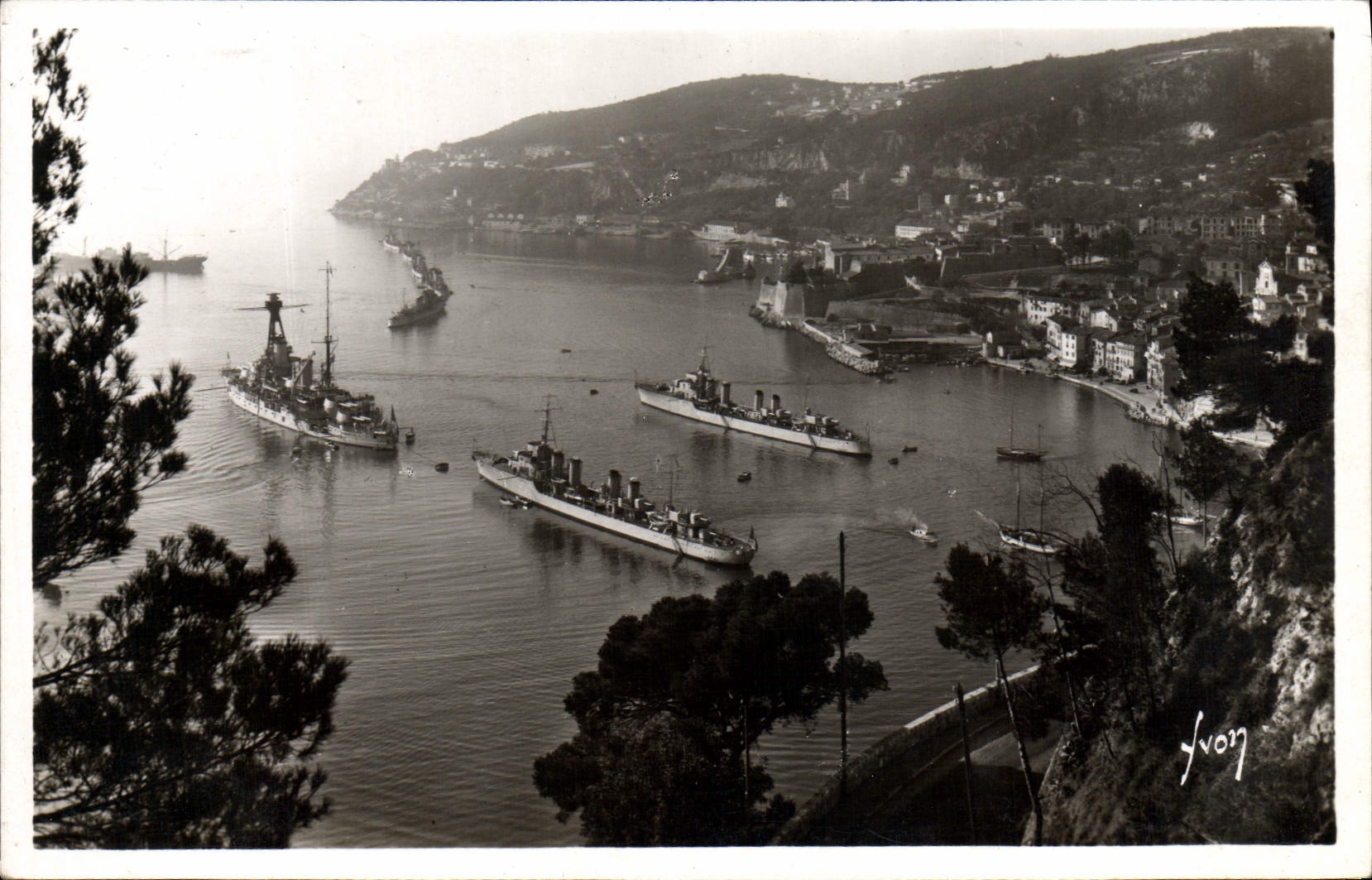 Villefranche-sur-Mer — Escadre française en rade — La Douce France