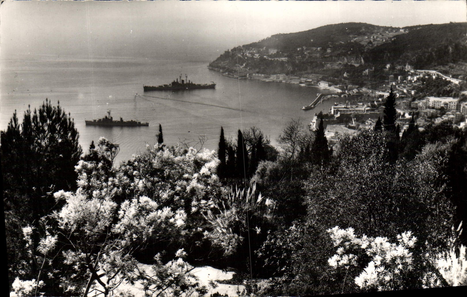 Villefranche-sur-Mer — vue du port avec deux navires de guerre — Édition Alfa - Côte d'Azur