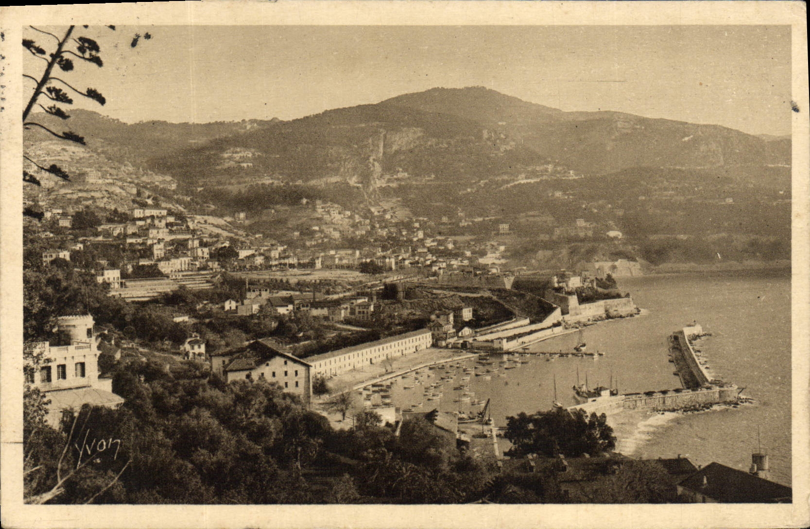 Villefranche-sur-Mer — vue du port et des collines — Édition d'Art VVON, France