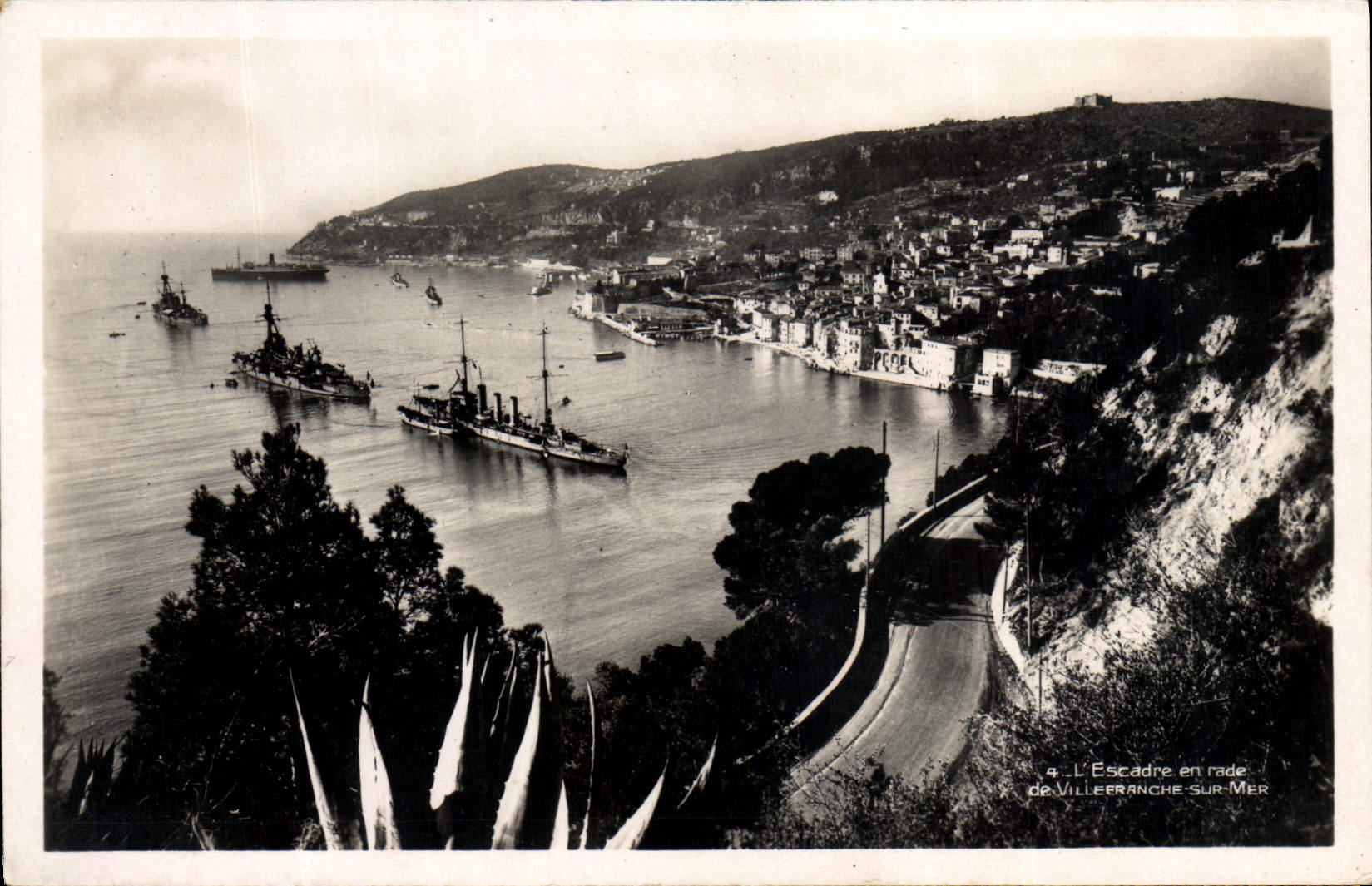 L'Escadre en rade de Villefranche-sur-Mer — vue aérienne — éditeur non identifié, n° de série 4