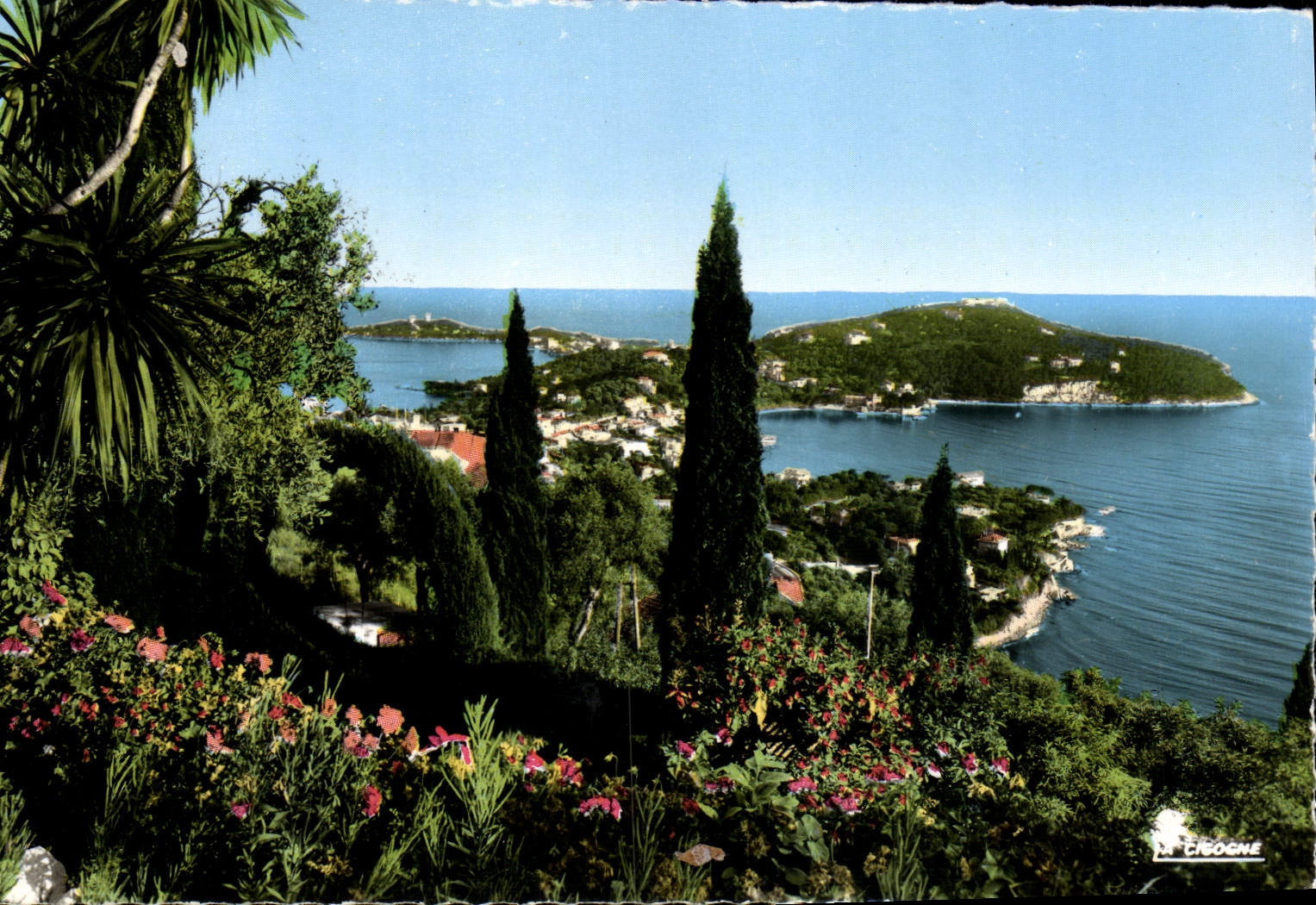 Le Cap Ferrat (A.M.) — dans son décor méditerranéen — La Cigogne, n° 06.121.53