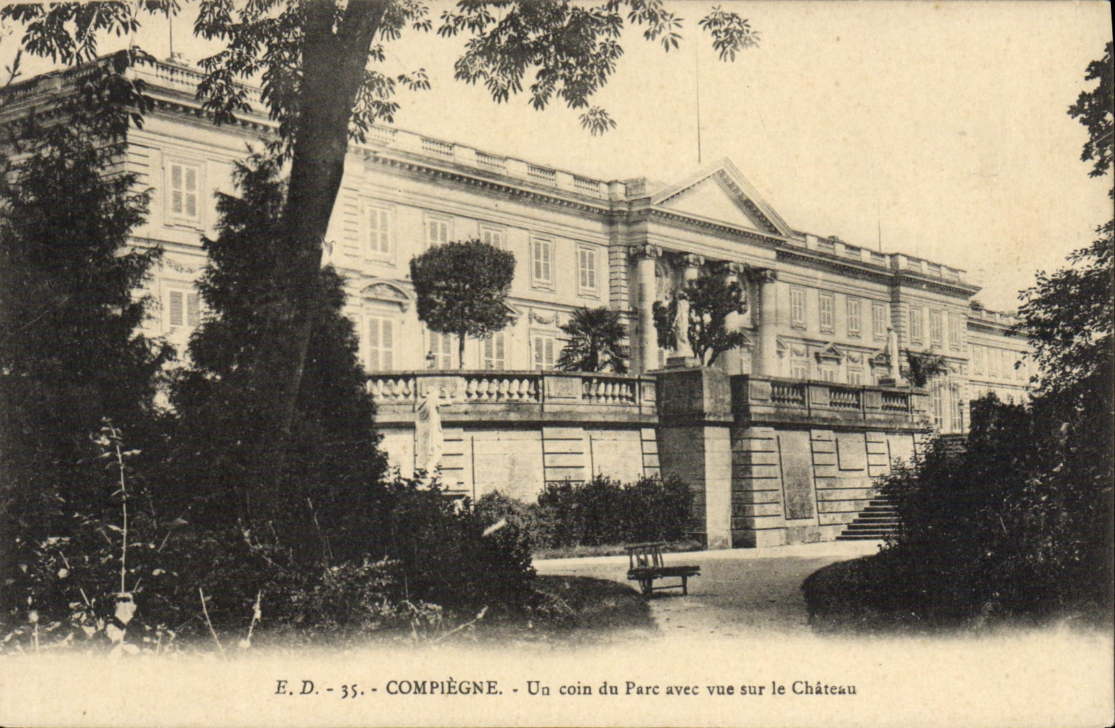 Compiègne — Ein Eckbereich des Parks mit Blick auf das Schloss — E.D. - 35