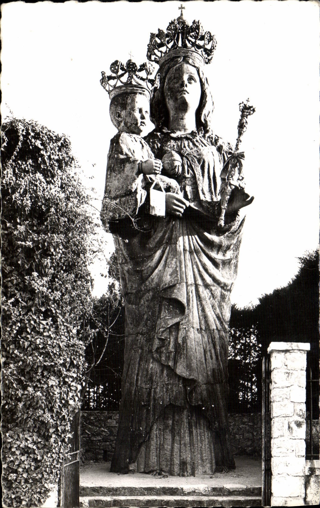 Saint-Jean-Cap-Ferrat — Statue de la Vierge (hauteur 11 m. 40) — Éditions SEPT