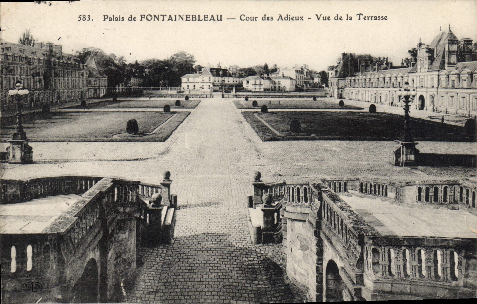 Palacio de FONTAINEBLEAU — Cour des Adieux - Vista desde la Terraza — Editor GID, n° 583