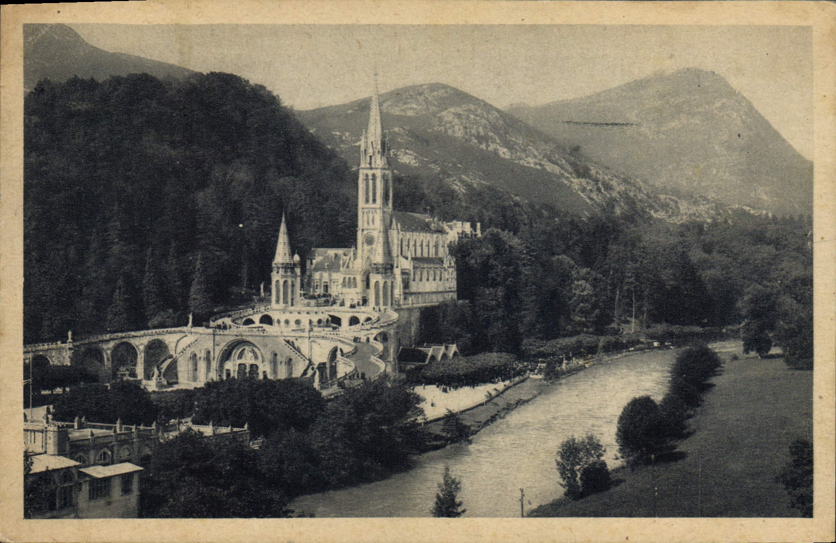 CPA Lourdes La Basilique et le Gave