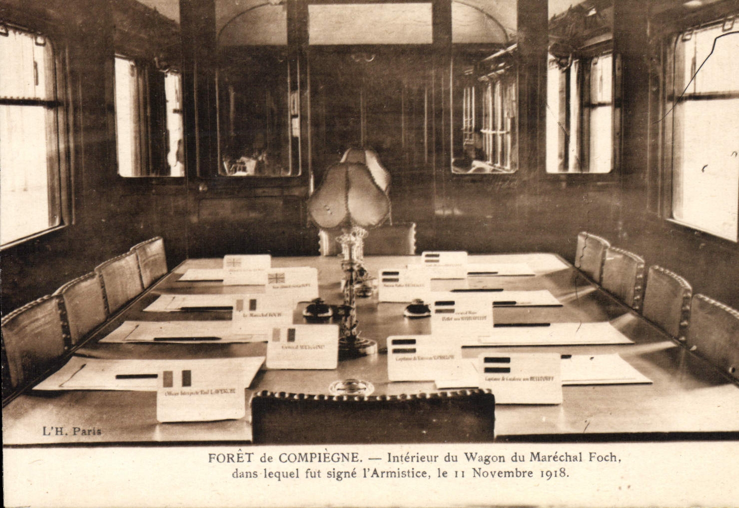 Forêt de Compiègne — Intérieur du wagon du Maréchal Foch, dans lequel fut signé l'Armistice, le 11 Novembre 1918 — L'H. Paris