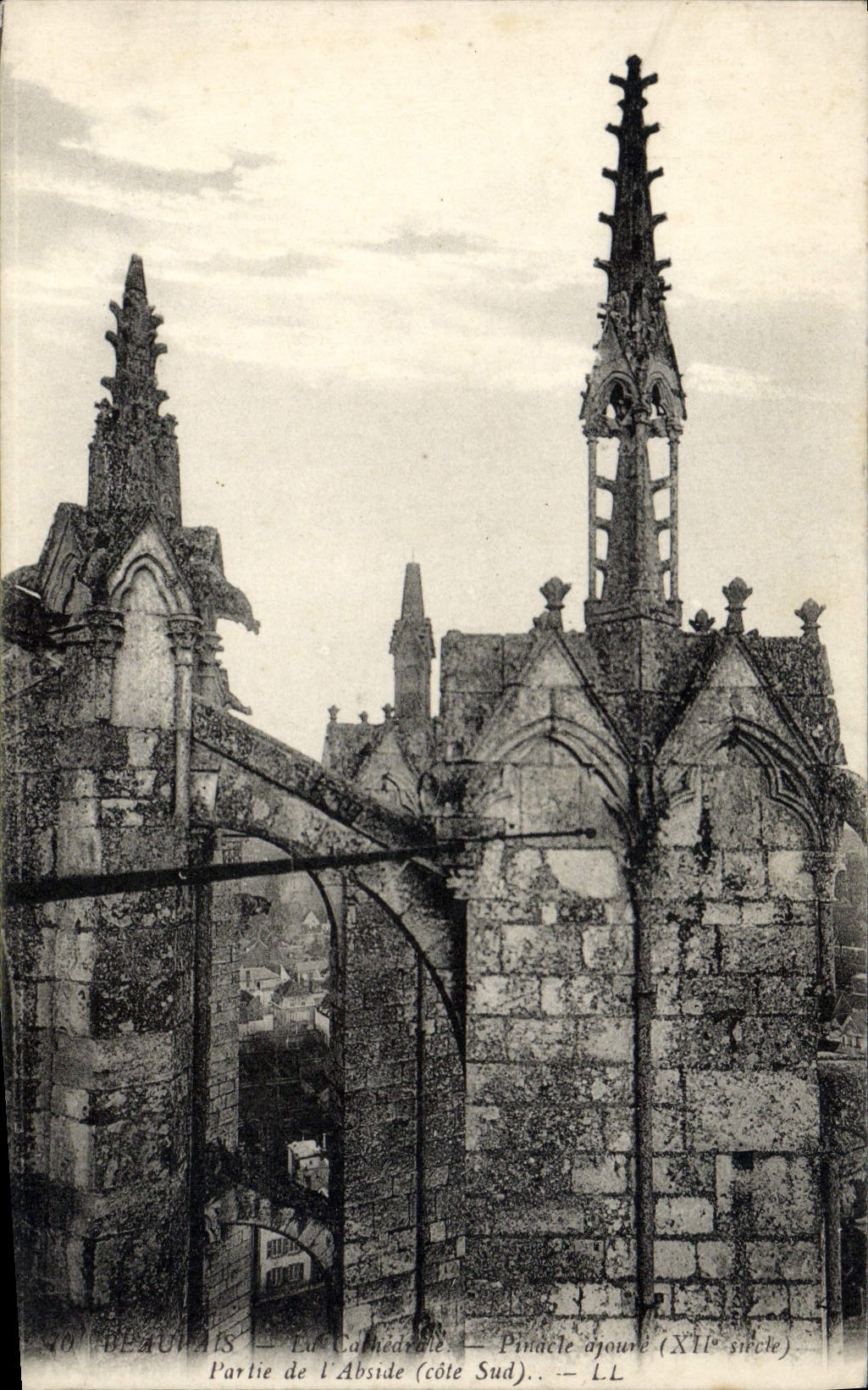 Beaumont-sur-Oise — La Cathédrale — Partie de l'Abside (côté Sud). Pinacée ajourée (XIIe siècle) — LL