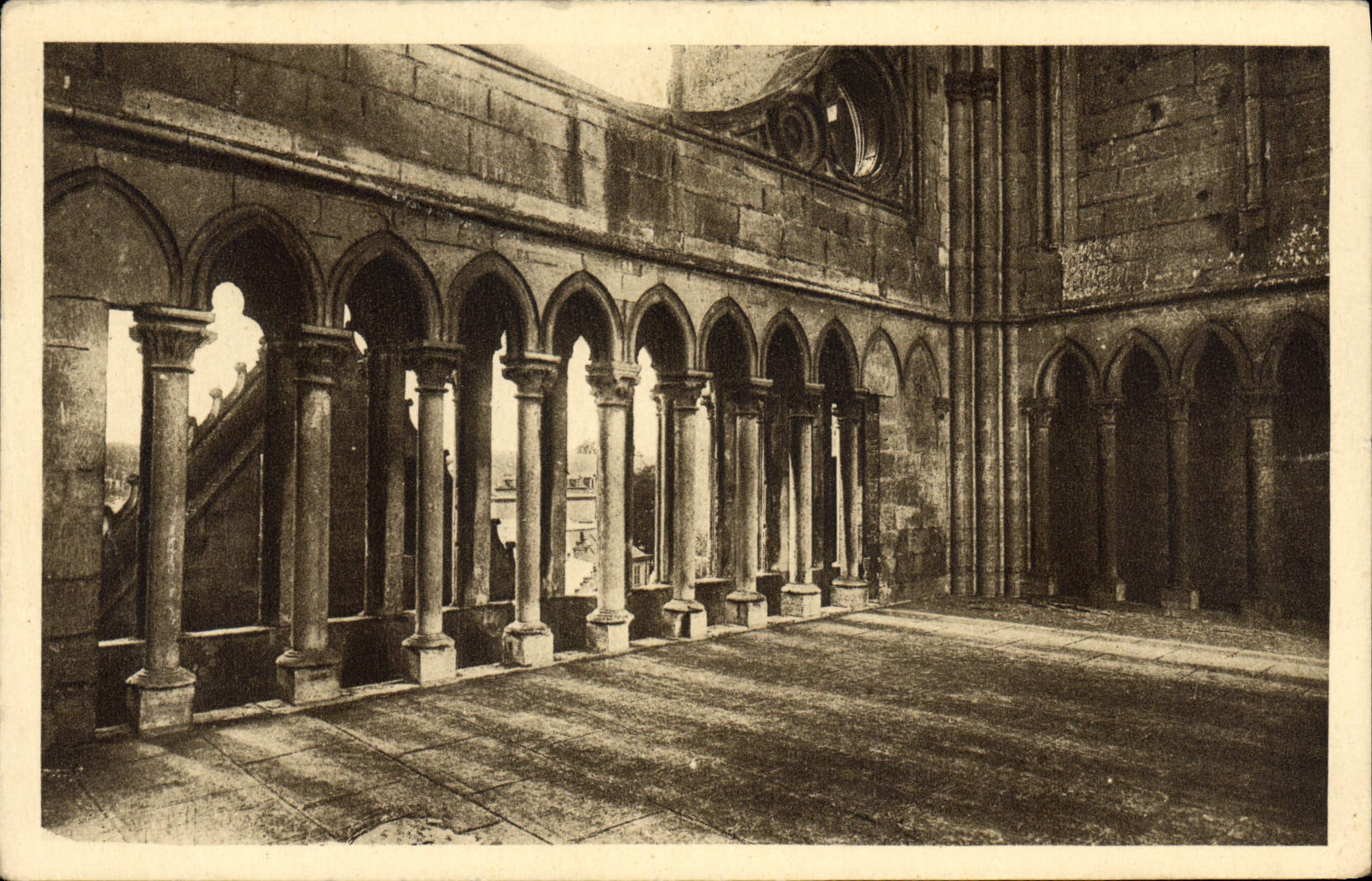 Ancienne Abbaye de Saint-Jean-des-Vignes — 1er étage avec tribune à douze arcades trilobées — Edit. B. Nougardé à Soissons