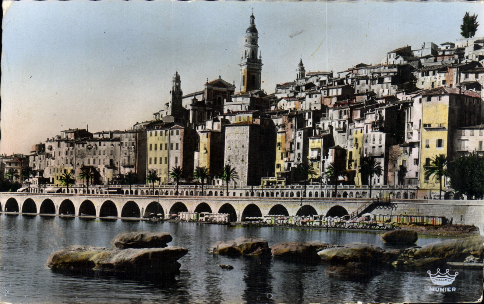 CPM Menton La Vieille Ville et la Plage