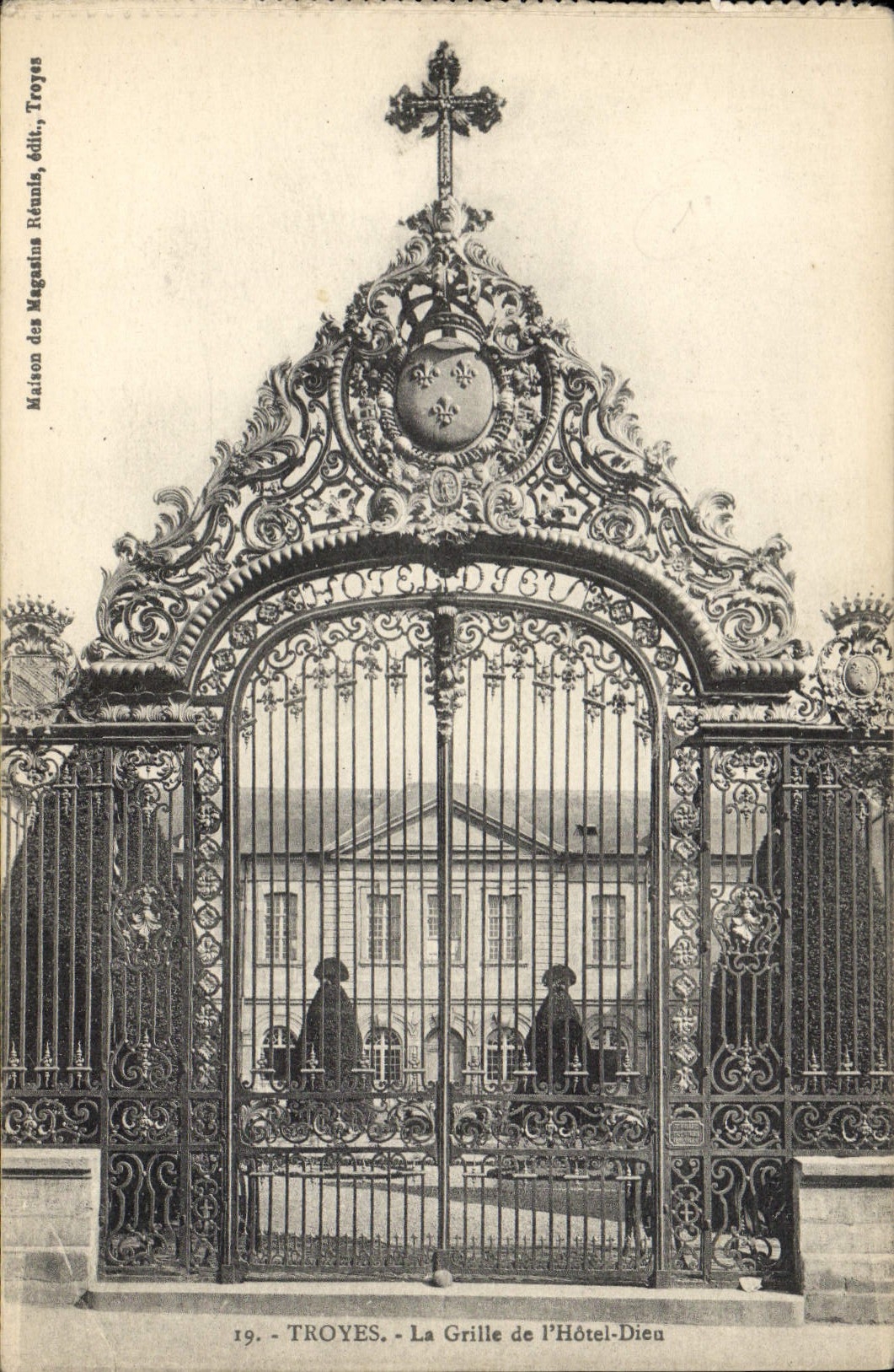 Troyes - La Grille de l'Hôtel-Dieu — Maison des Magasins Réunis, éditée à Troyes, n°19