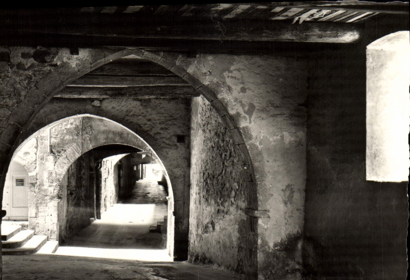 Villefranche-sur-Mer — Rue Obscure — Photographie de Milo André Leconte