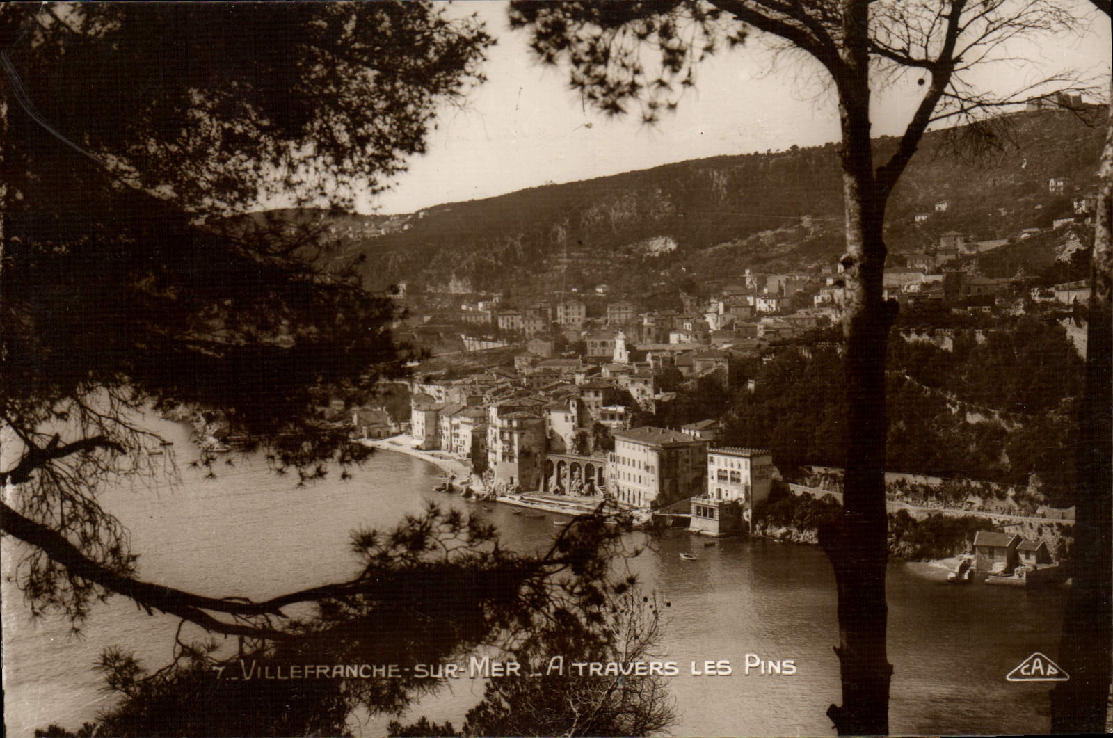 Villefranche-sur-Mer — Vue à travers les pins — C.A.B. (éditeur)