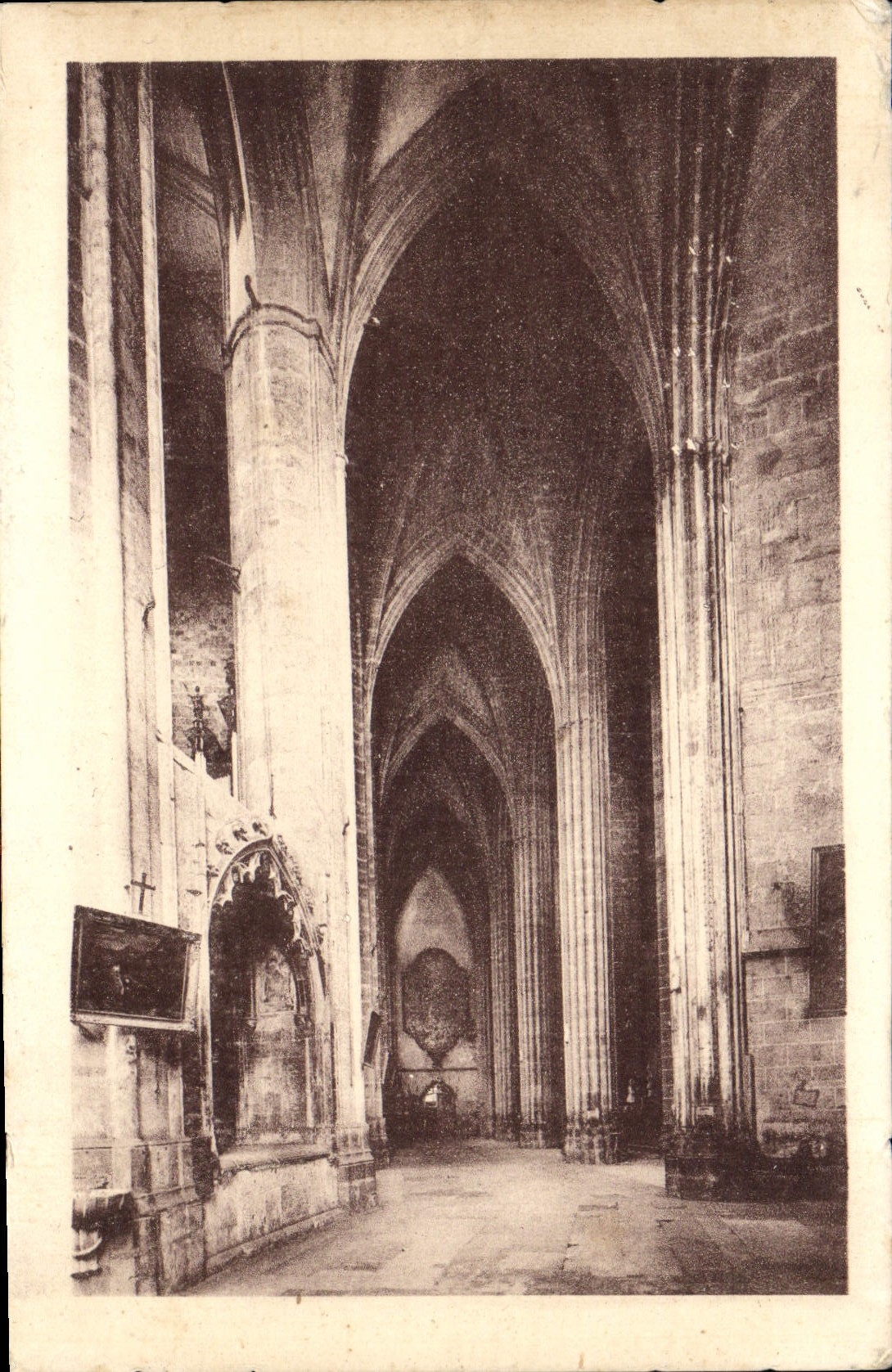 NARBONNE - Cathédrale St-Just — remarquables voûtes du Collatéral Nord (XIIIe siècle)