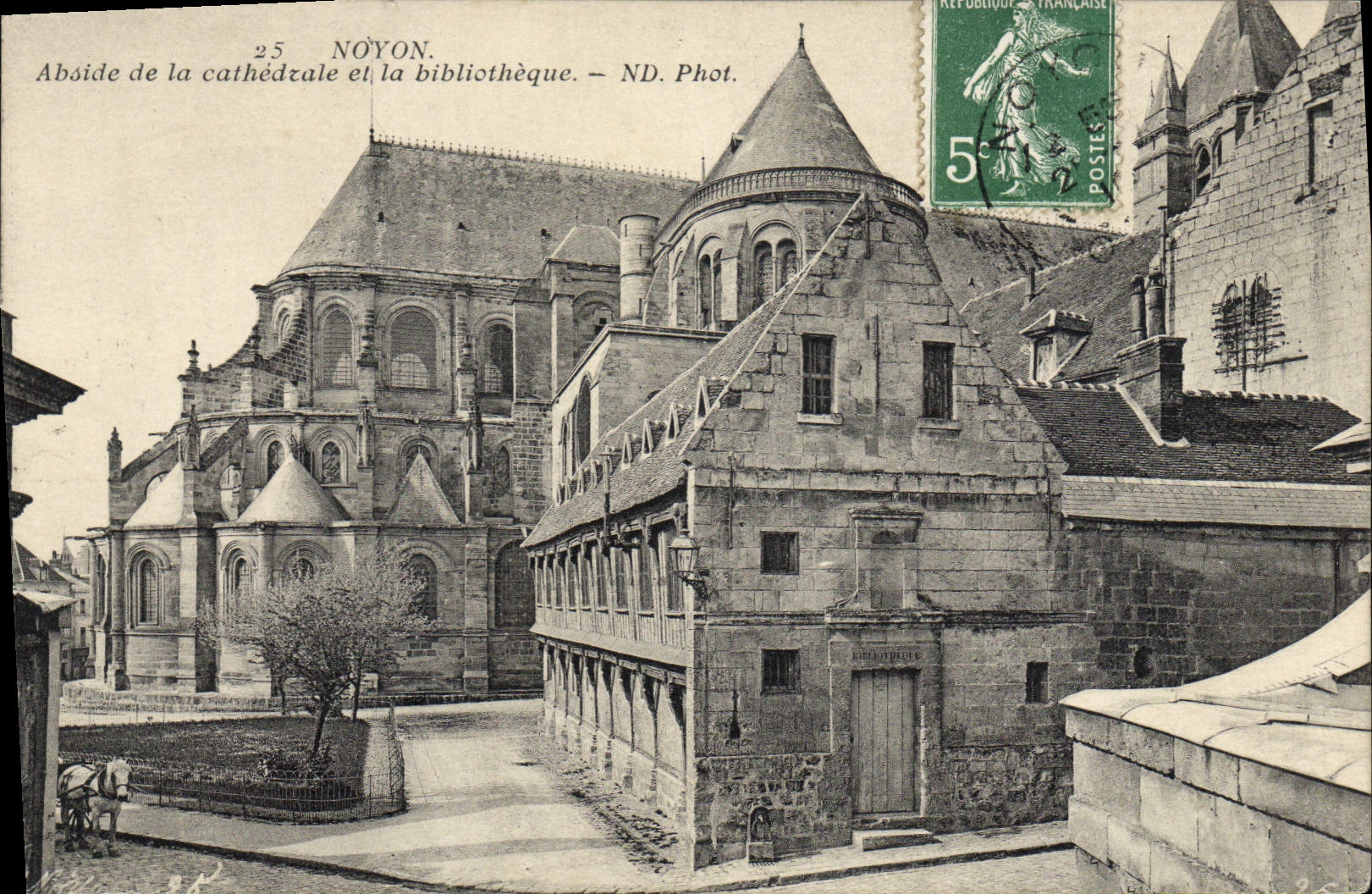 CPA Noyon Abside De La Cathedrale Et La Bibliotheque