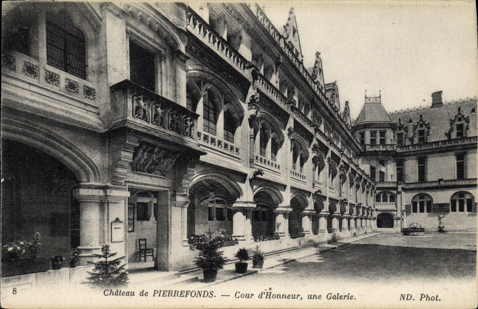 Château de PIERREFONDS — Cour d'Honneur, une Galerie