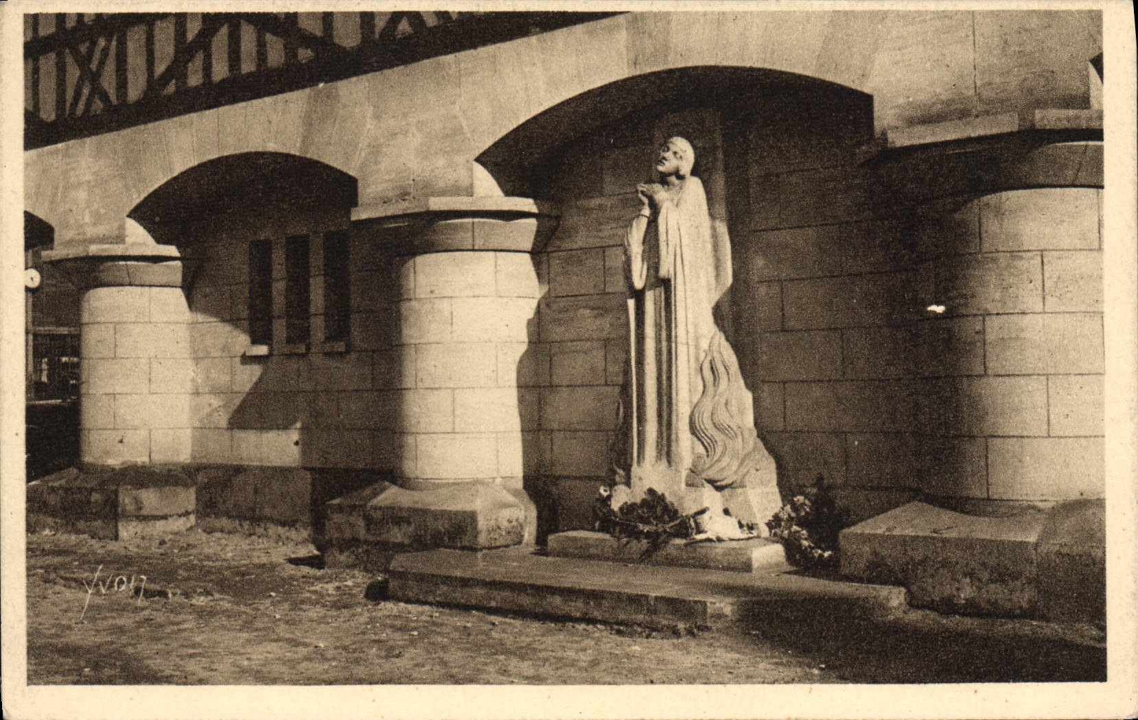 CPA Rouen Place Du Marche Jeanne d'Arc sur son bucher 