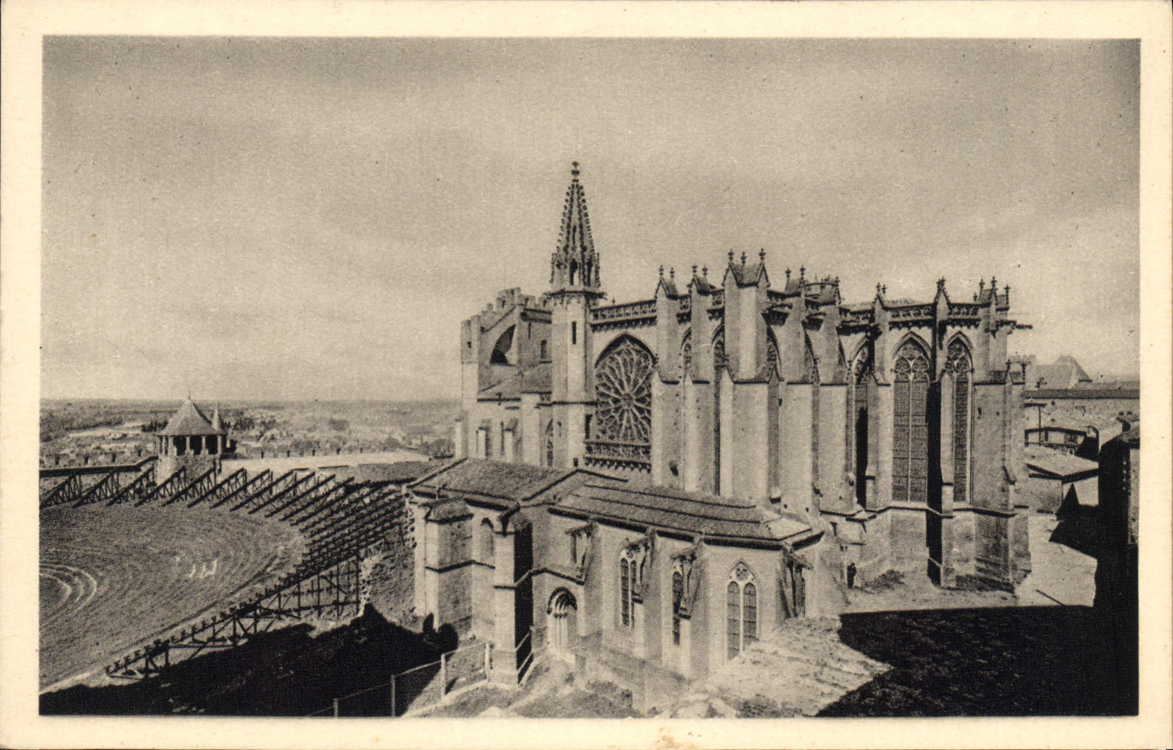 Cité de Carcassonne — Église Saint-Nazaire et le Théâtre — Serv. Commercial Monuments Historiques, Gd Palais, Av. Alexandre-III, Paris