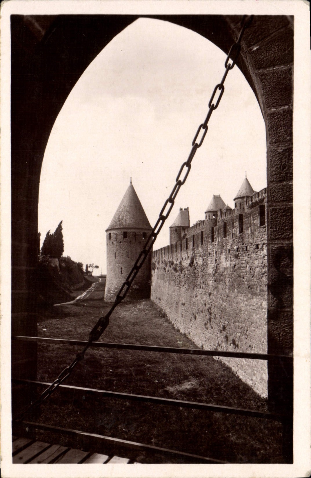 Carcassonne — La Cité - Les Fossés vus du Pont-Levis — Lévy et Neurden Reims, imp. Letellier, Paris