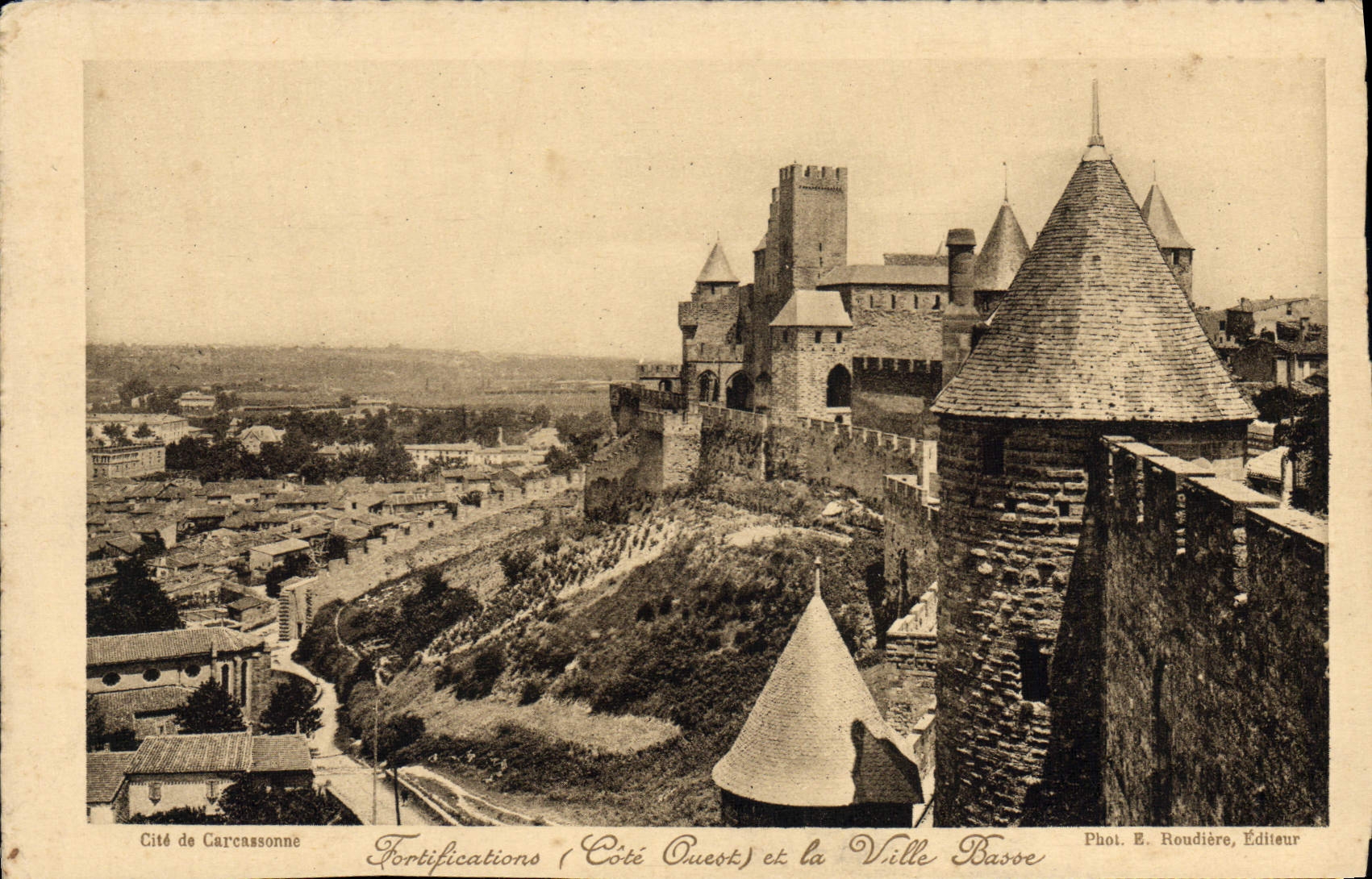 Cité de Carcassonne — Fortifications (Côté Ouest) et la Ville Basse — Phot. E. Roudière, Éditeur