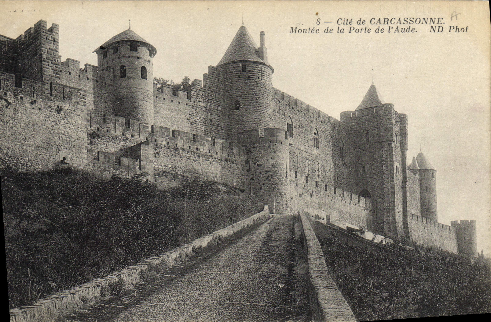 Cité de Carcassonne — Montée de la Porte de l'Aude — ND Phot
