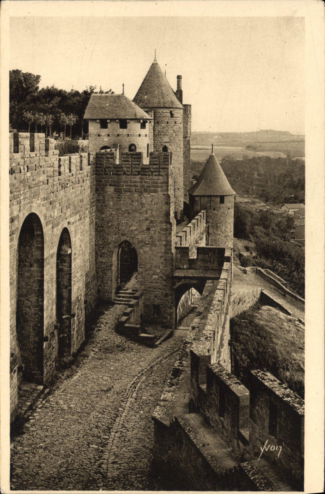Carcassonne — La Cité — Les Machicoulis et la Porte du Sénéchal — YVOIT