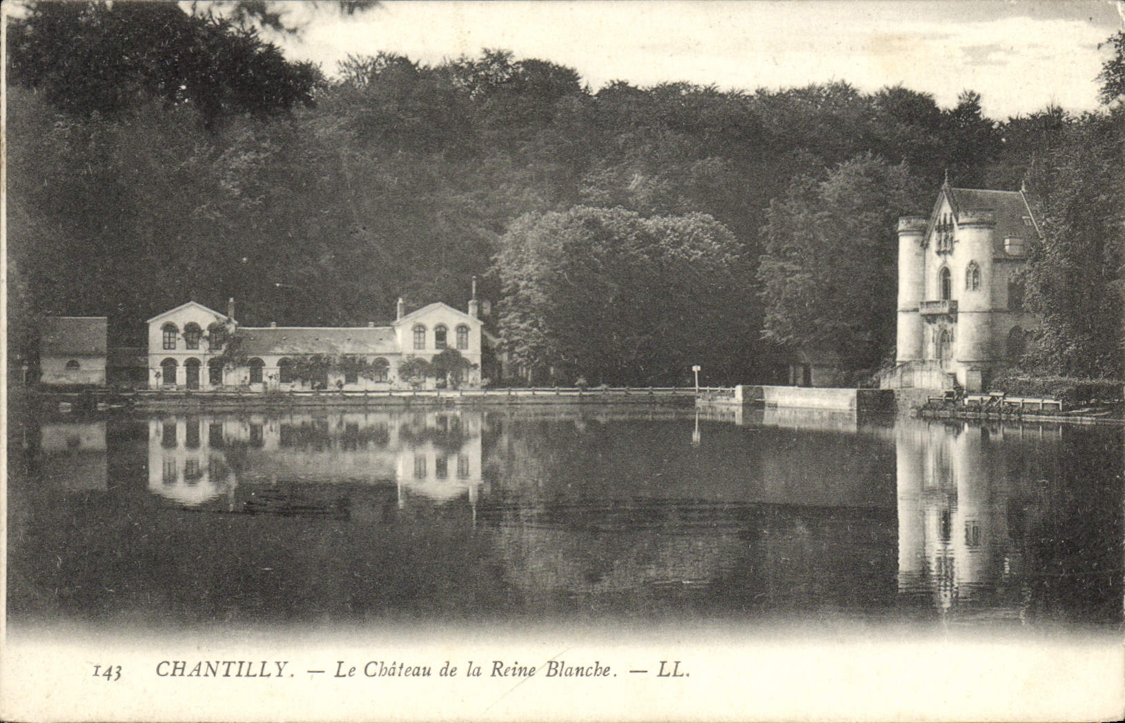 CPA Chantilly Le Chateau De La Reine Blanche