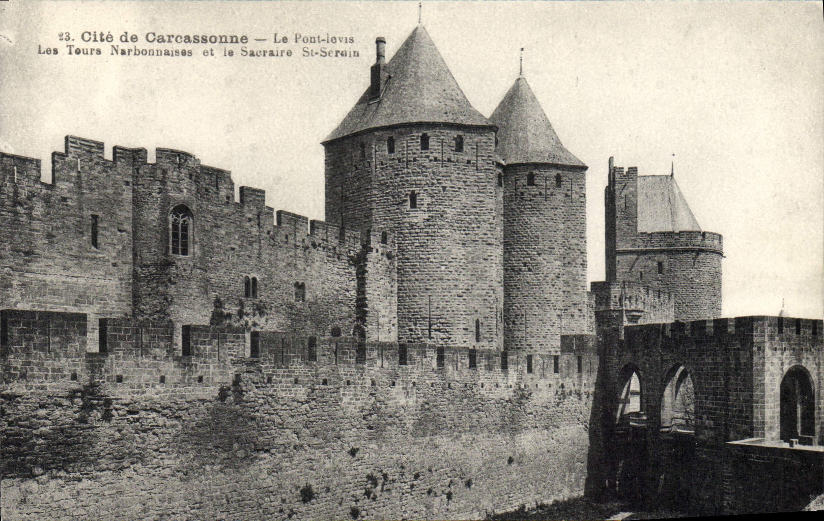 CPA Cite De Carcassonne Le Pont Levis Les tours narbonnaises et le sacraire St Serain