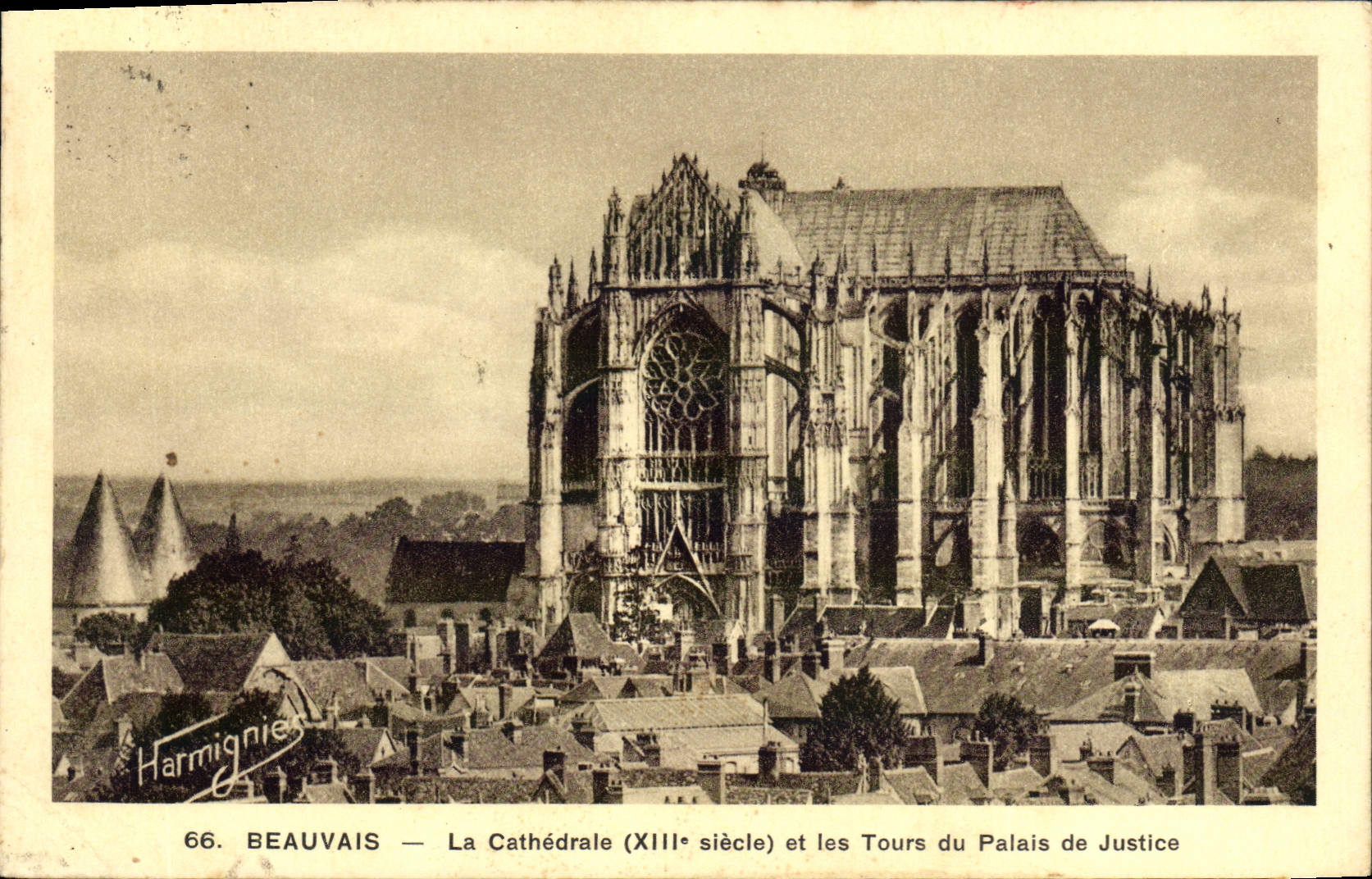 Beauvais — Die Kathedrale (13. Jahrhundert) und Türme des Palastes der Justiz