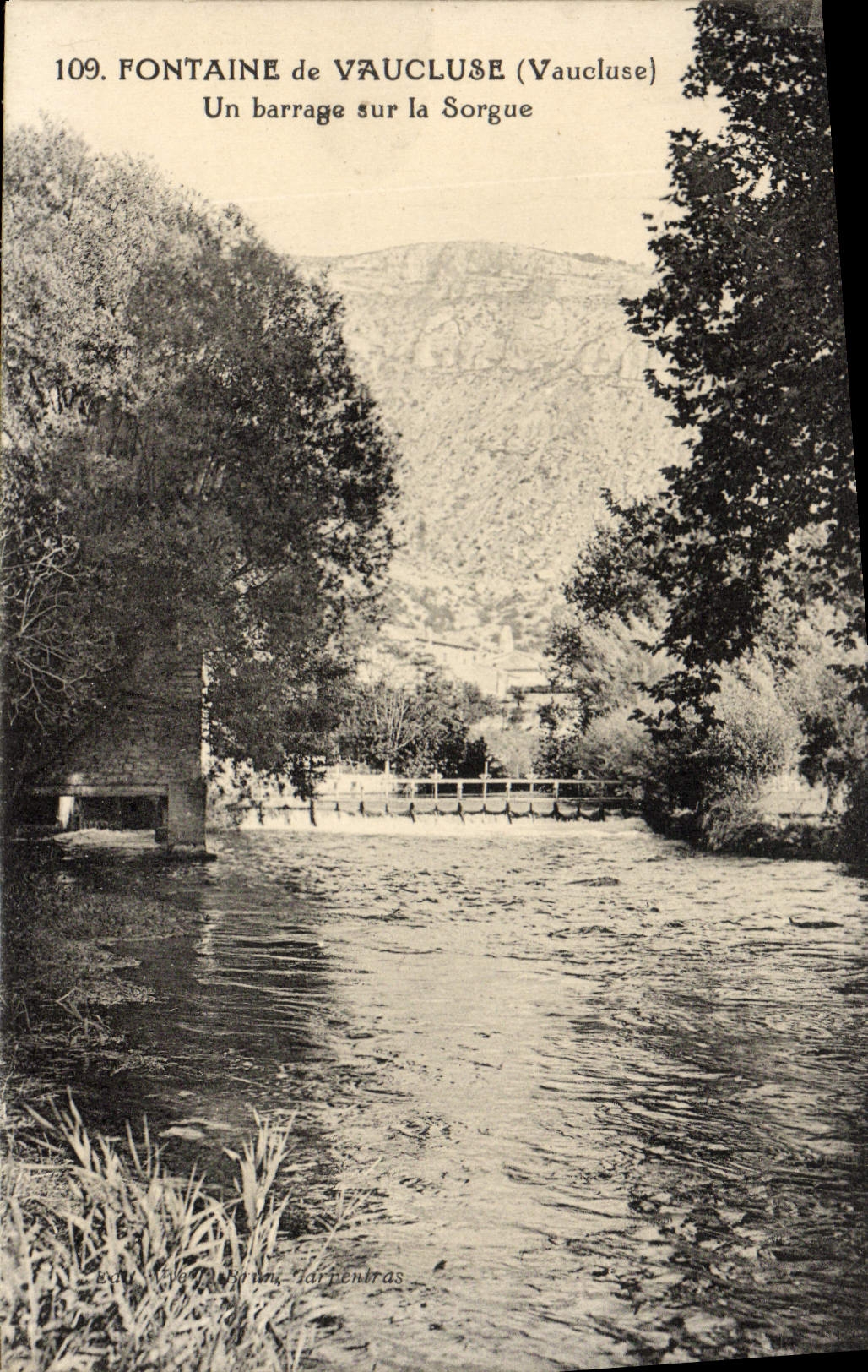 CPA Fontaine De Vaucluse Un Barrage Sur La Sorgue