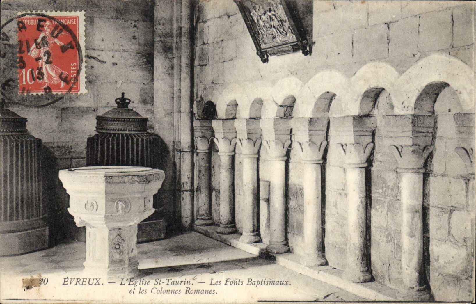 CPA Evreux L'Eglise St Taurin Les fonts baptismaux et les colonnes romanes