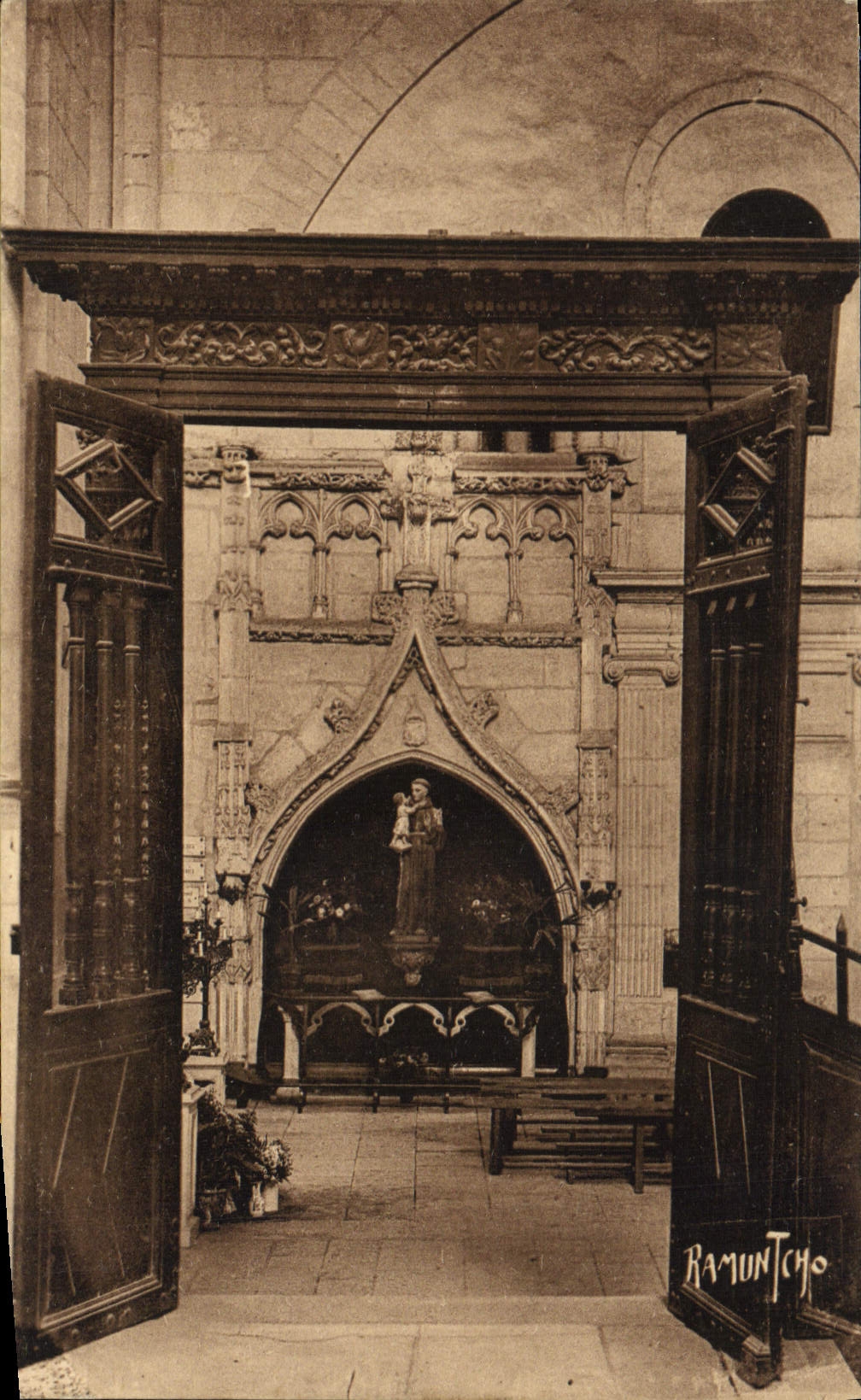 CPA Saint Maixent Eglise Boiseries du choeur de la Renaissance