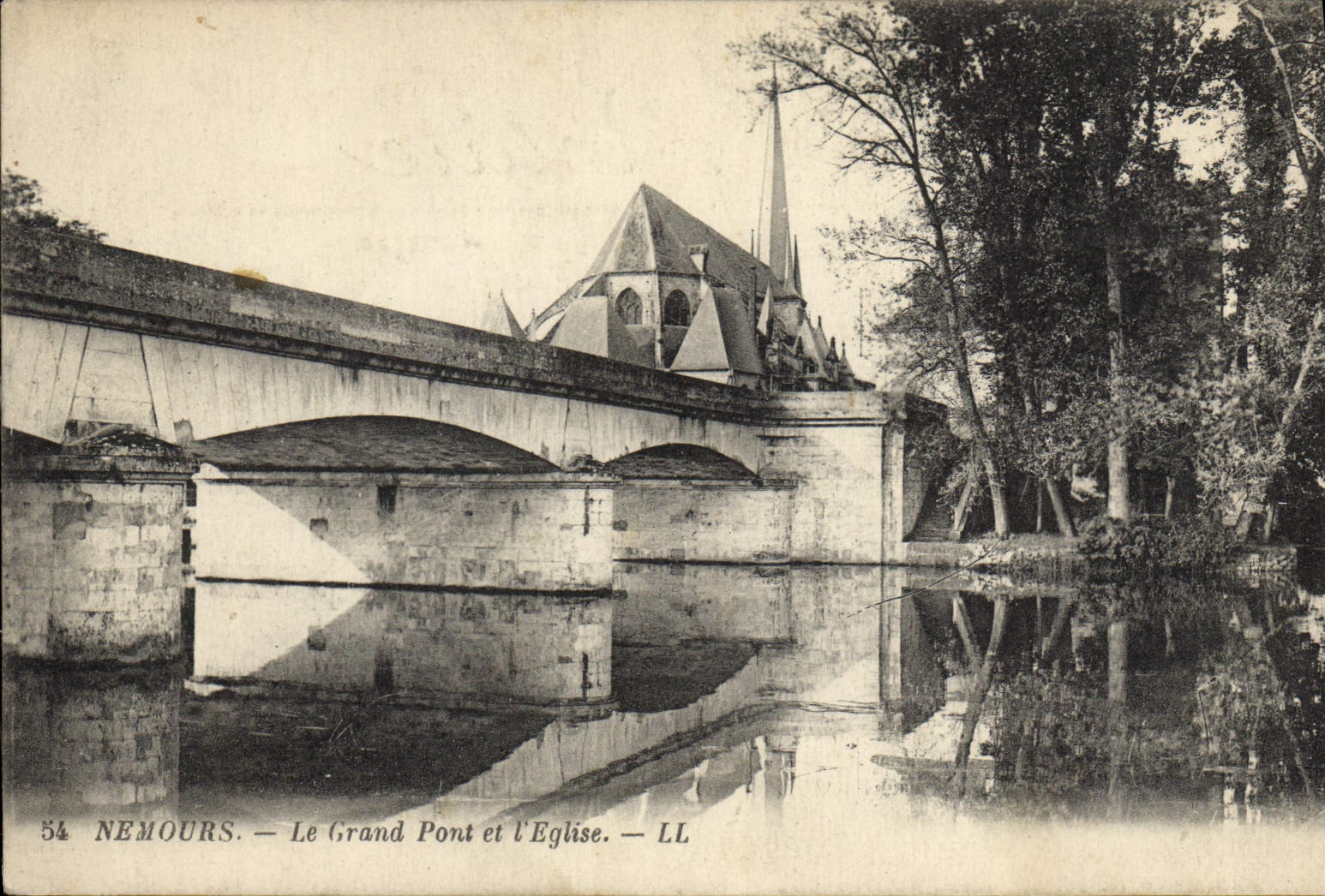 CPA Nemours Le Grand Pont et L'Eglise