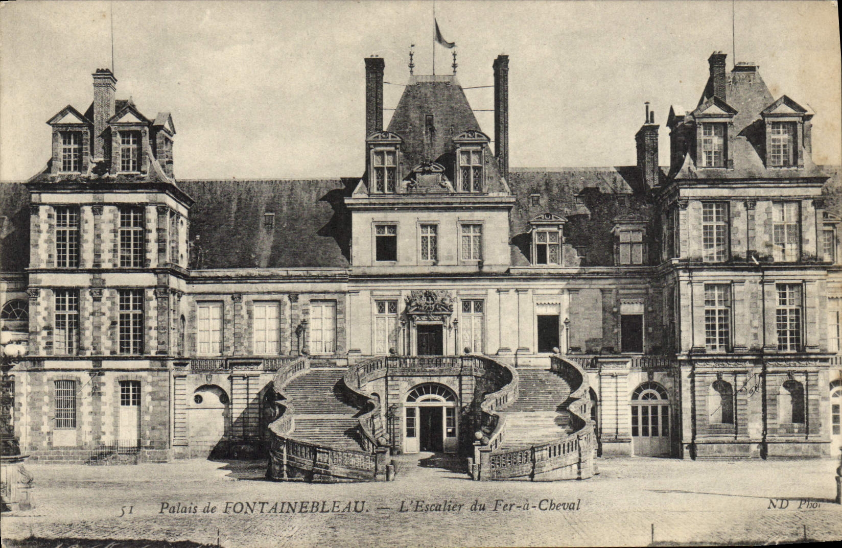 Palais de FONTAINEBLEAU — L'Escalier du Fer-à-Cheval — ND Pihot, n°51