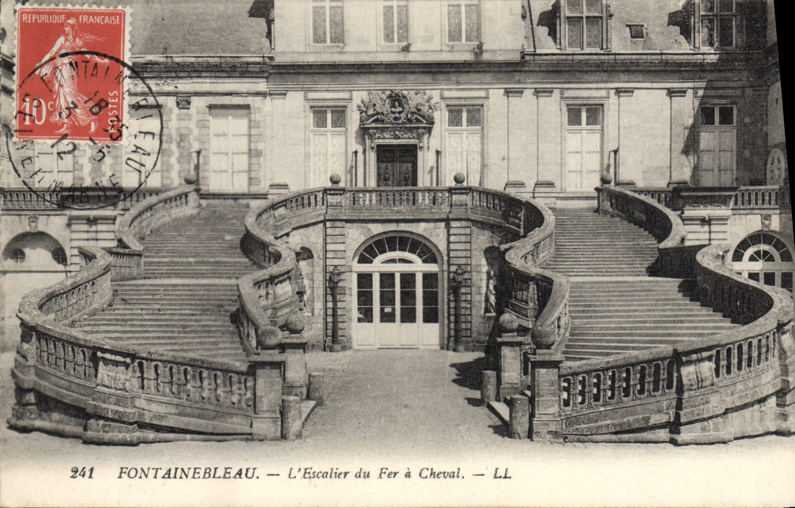 Fontainebleau — L'Escalier du Fer à Cheval — LL