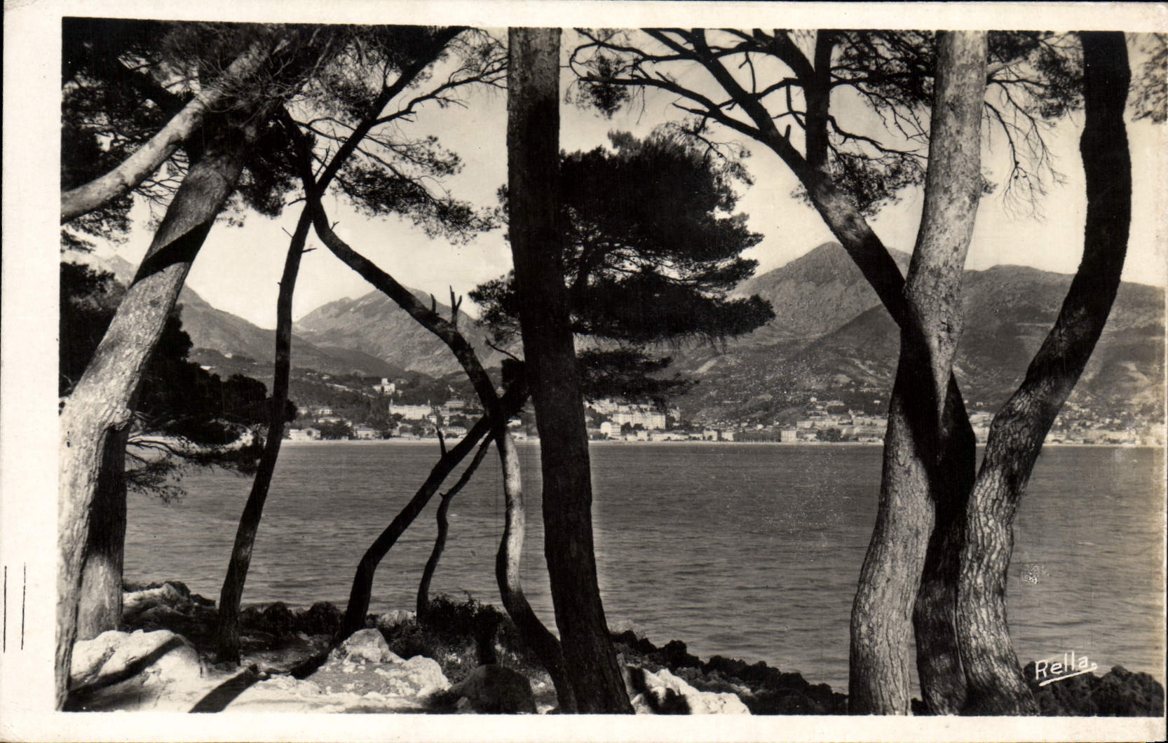 CPA Cap Martin Apercu de Menton entre les pins