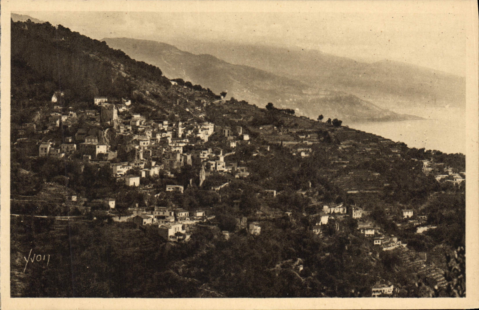 CPA Roquebrune Le village vu de la grande corniche 