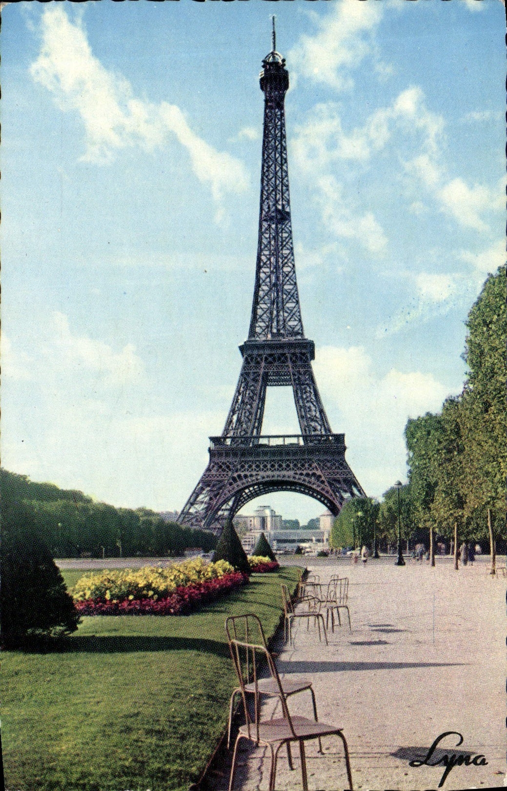 La Tour Eiffel — vue des jardins du Champ-de-Mars — Lyna