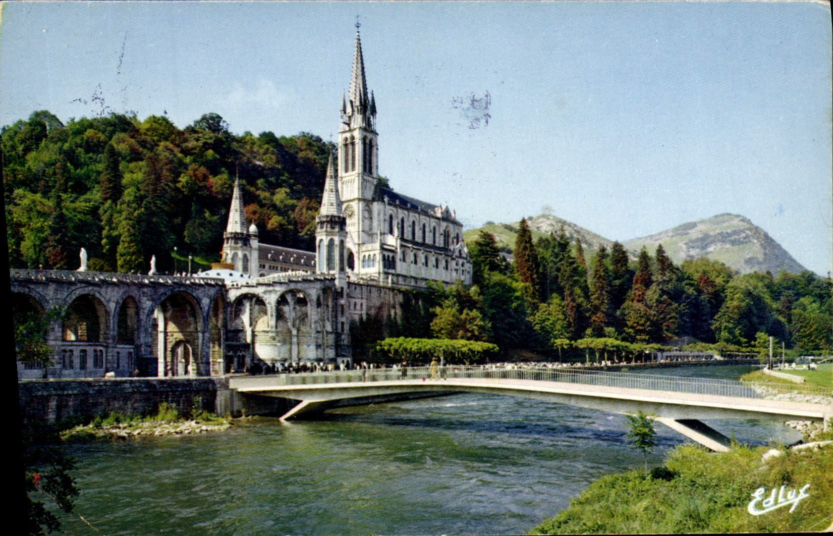 CPM Lourdes La Basilique le Gave et les Nouveaux Ponts