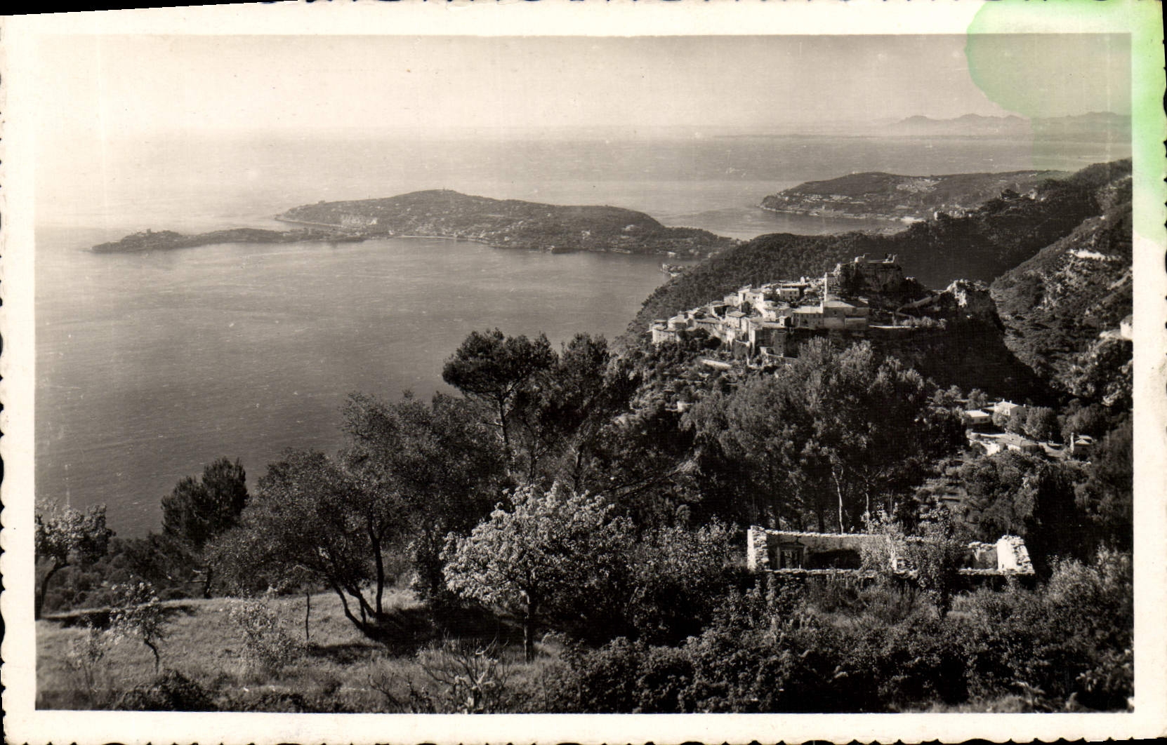 Éze-Village — Vue générale, le Cap Ferrat, la rade de Villefranche et le Mont-Boron — Édition La Cigogne