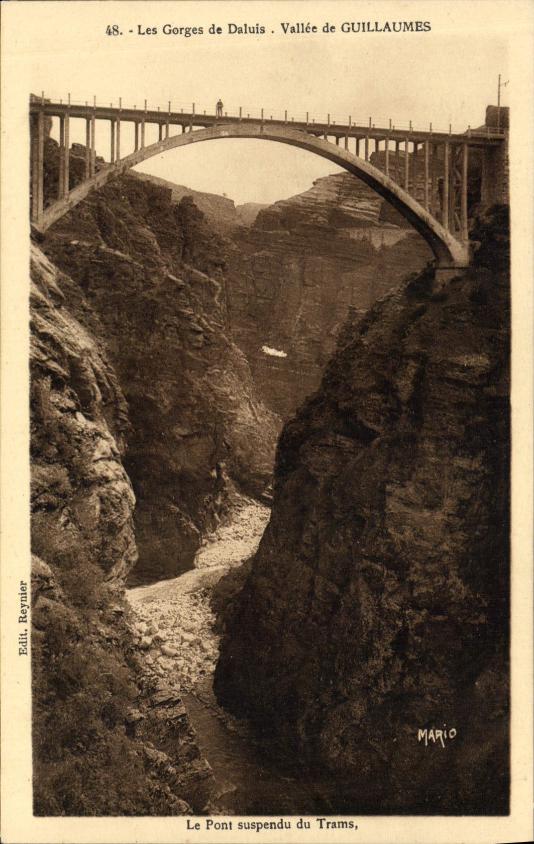 CPA Les Gorges de Daluis Vallee de Guillaumes Le pont suspendu du Trams
