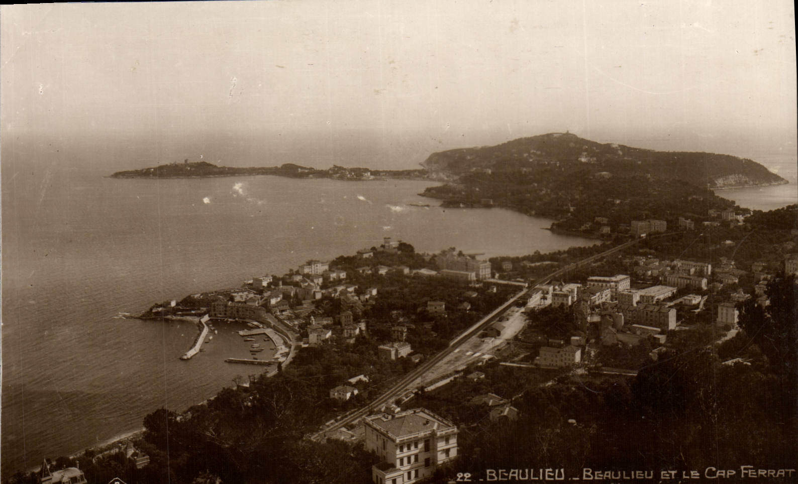 Beaulieu et le Cap Ferrat — vue aérienne — éditeur Roll-P. Strasbourg