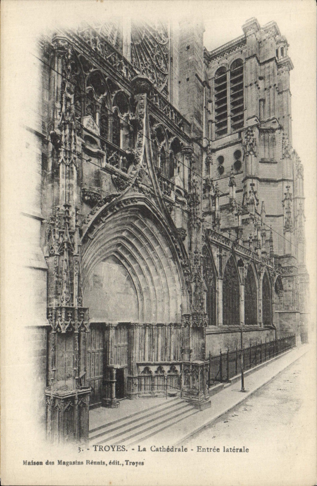 CPA Troyes La Cathedrale Entree Laterale