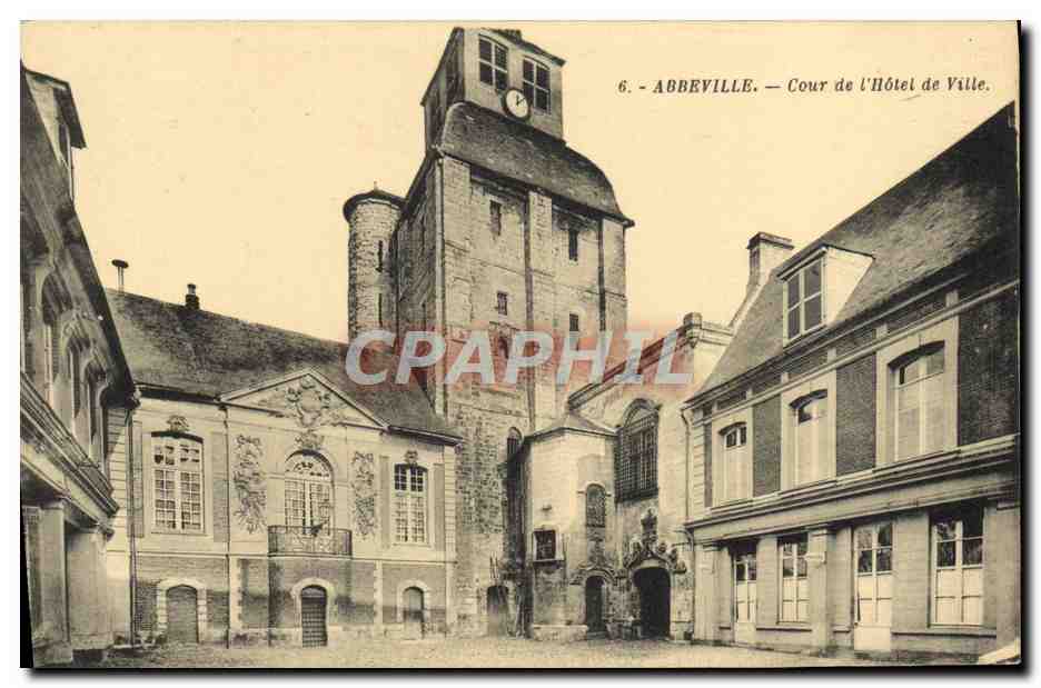 CPA Abbeville Cour De I'Hotel De Ville