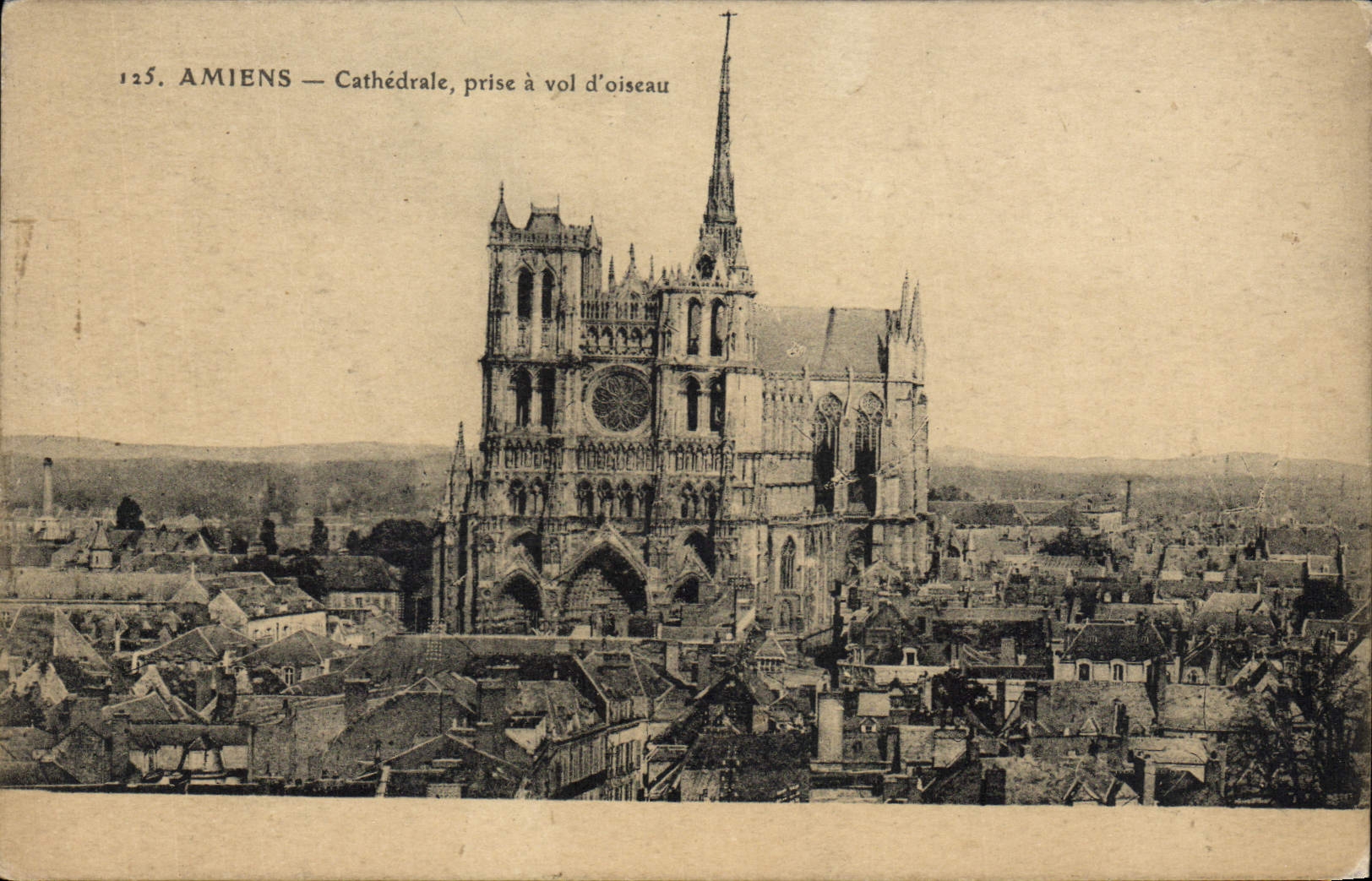 Amiens — Cathédrale, prise à vol d’oiseau — Éditeur L. Caron, phot.-édit. Amiens, n° 125