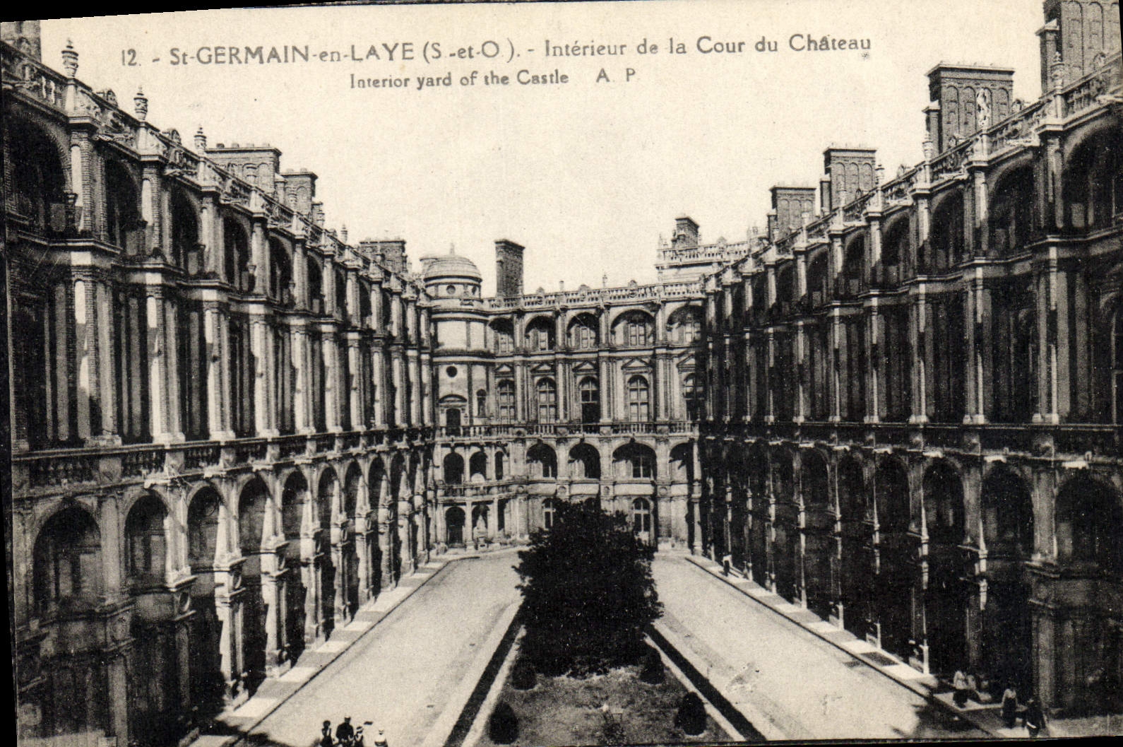 St-GERMAIN-en-LAYE (S.-et-O.) — Intérieur de la Cour du Château — A. P. n°12